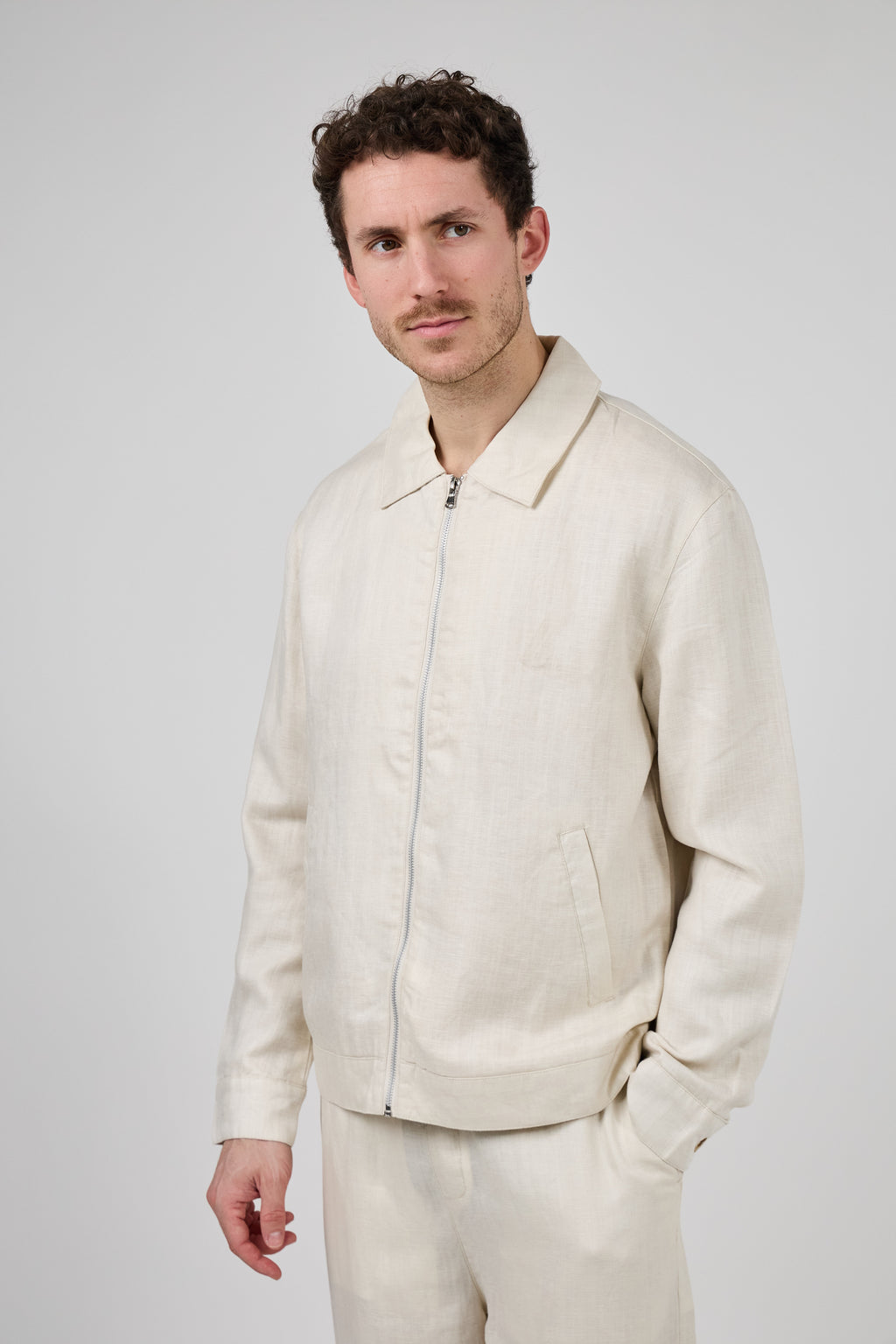 Veste en lin zippée à col classique doubler à l interieur avec poche