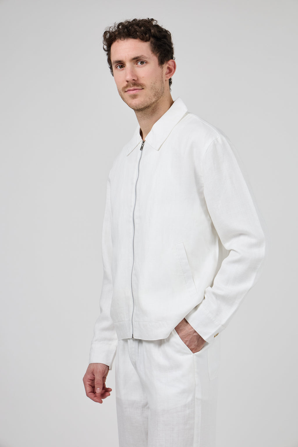 Veste en lin zippée à col classique doubler à l interieur avec poche