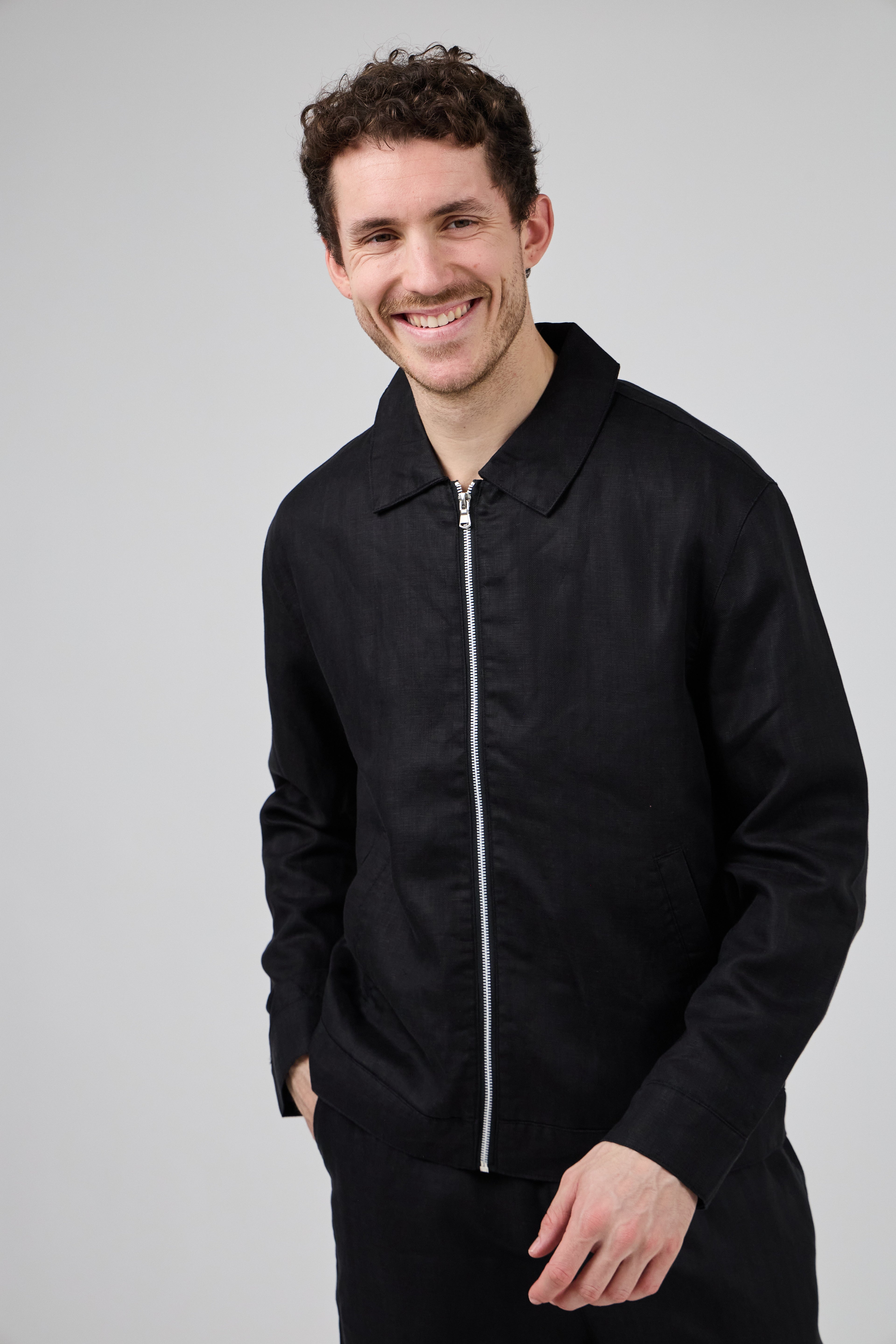 Veste en lin zippée à col classique doubler à l interieur avec poche
