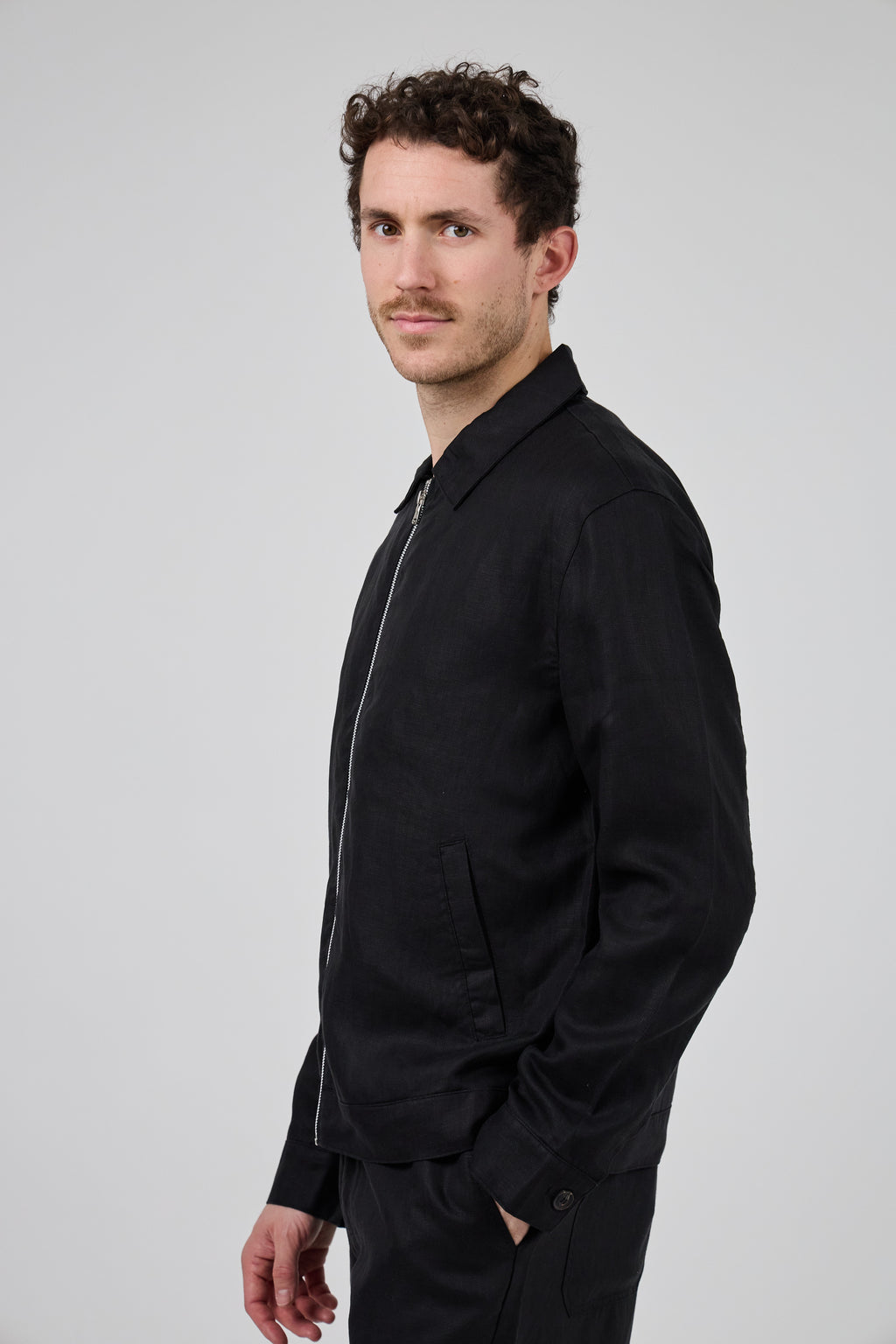 Veste en lin zippée à col classique doubler à l interieur avec poche