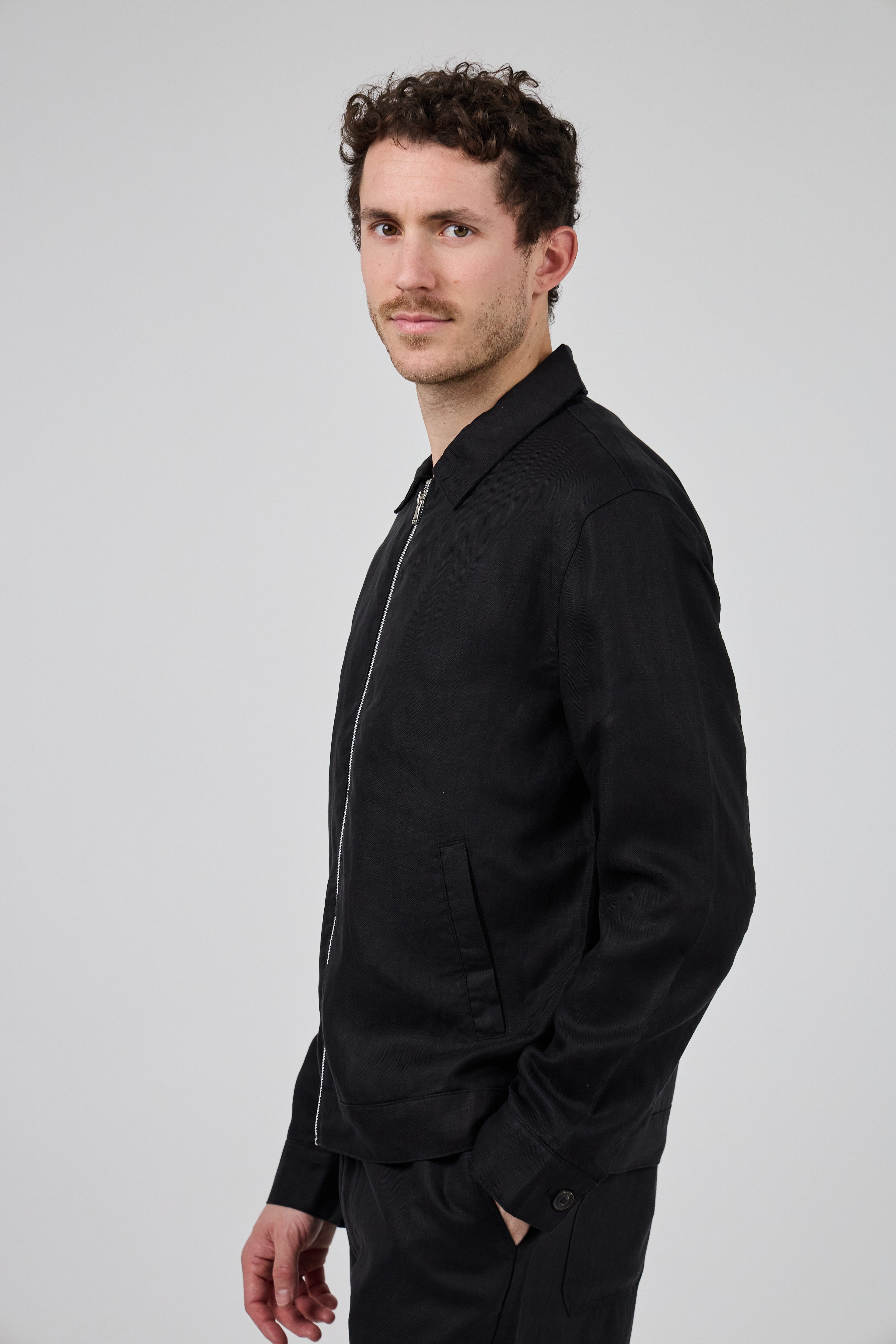 Veste en lin zippée à col classique doubler à l interieur avec poche