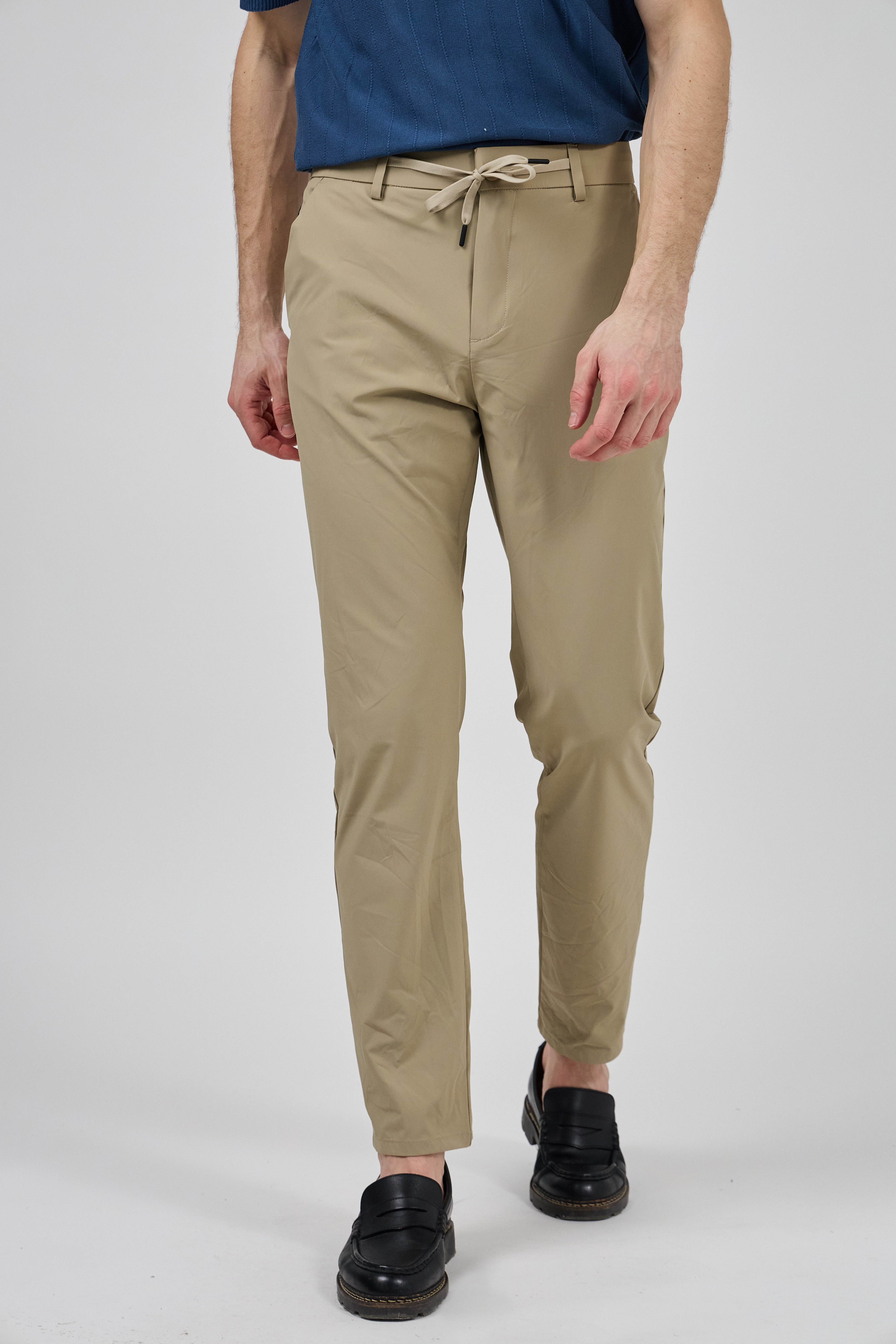 Pantalon homme coupe moderne avec taille ajustable et cordon