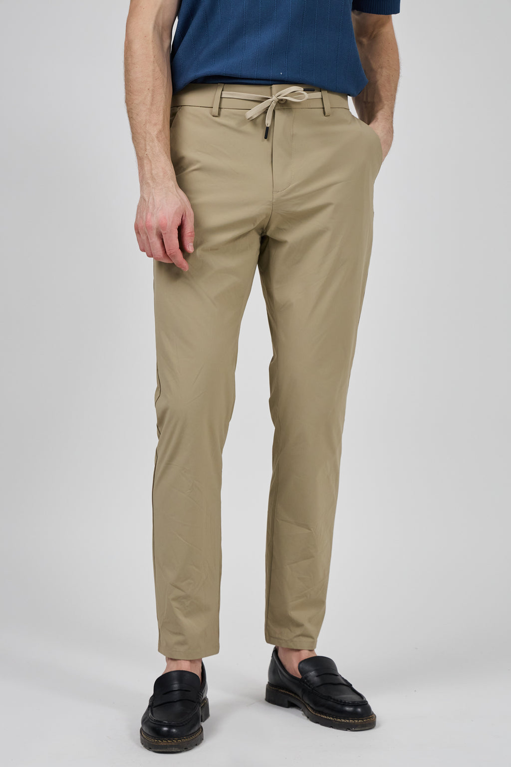 Pantalon homme coupe moderne avec taille ajustable et cordon