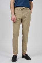 Pantalon homme coupe moderne avec taille ajustable et cordon