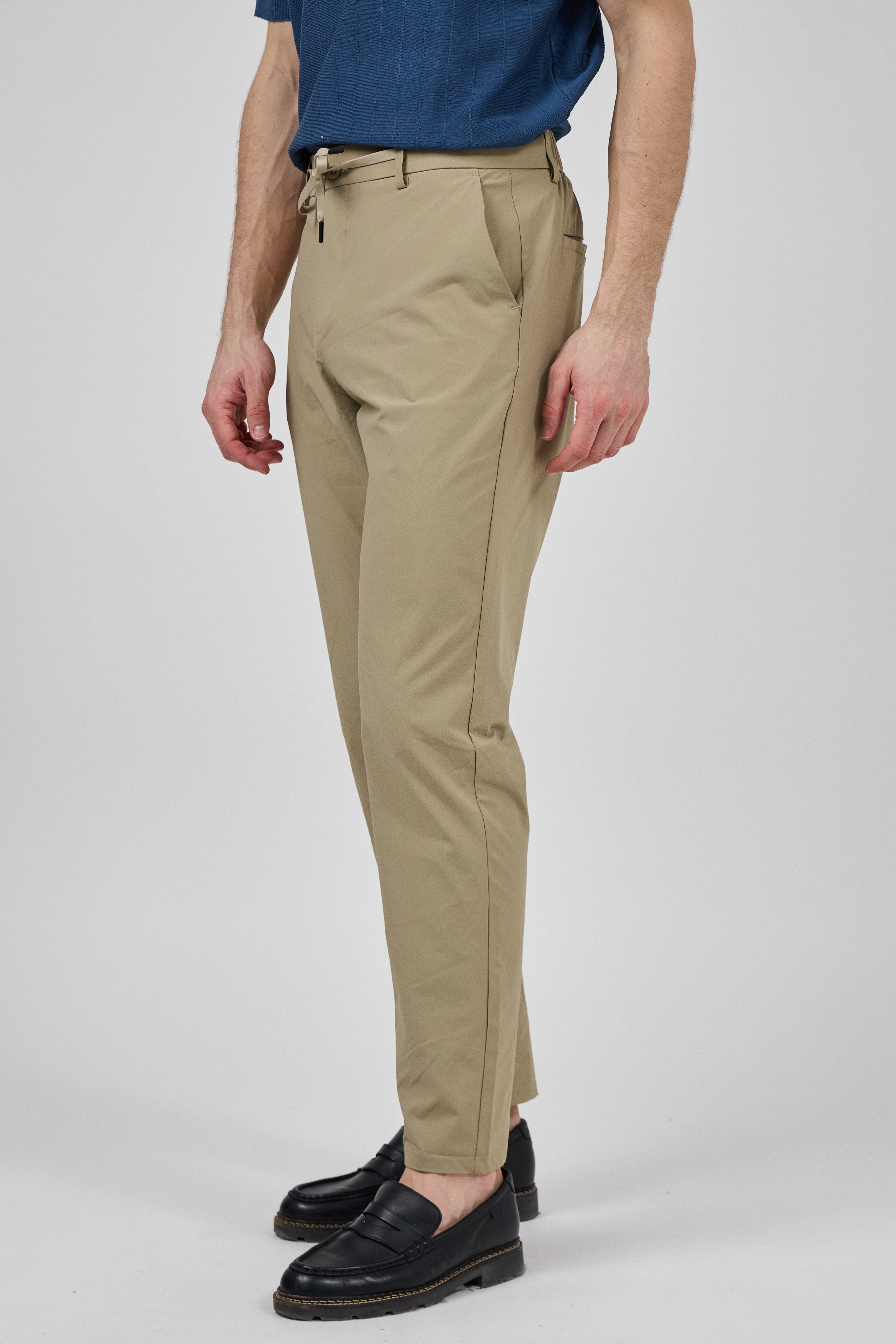 Pantalon homme coupe moderne avec taille ajustable et cordon