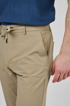 Pantalon homme coupe moderne avec taille ajustable et cordon