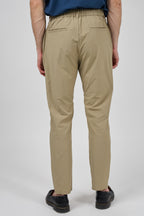 Pantalon homme coupe moderne avec taille ajustable et cordon