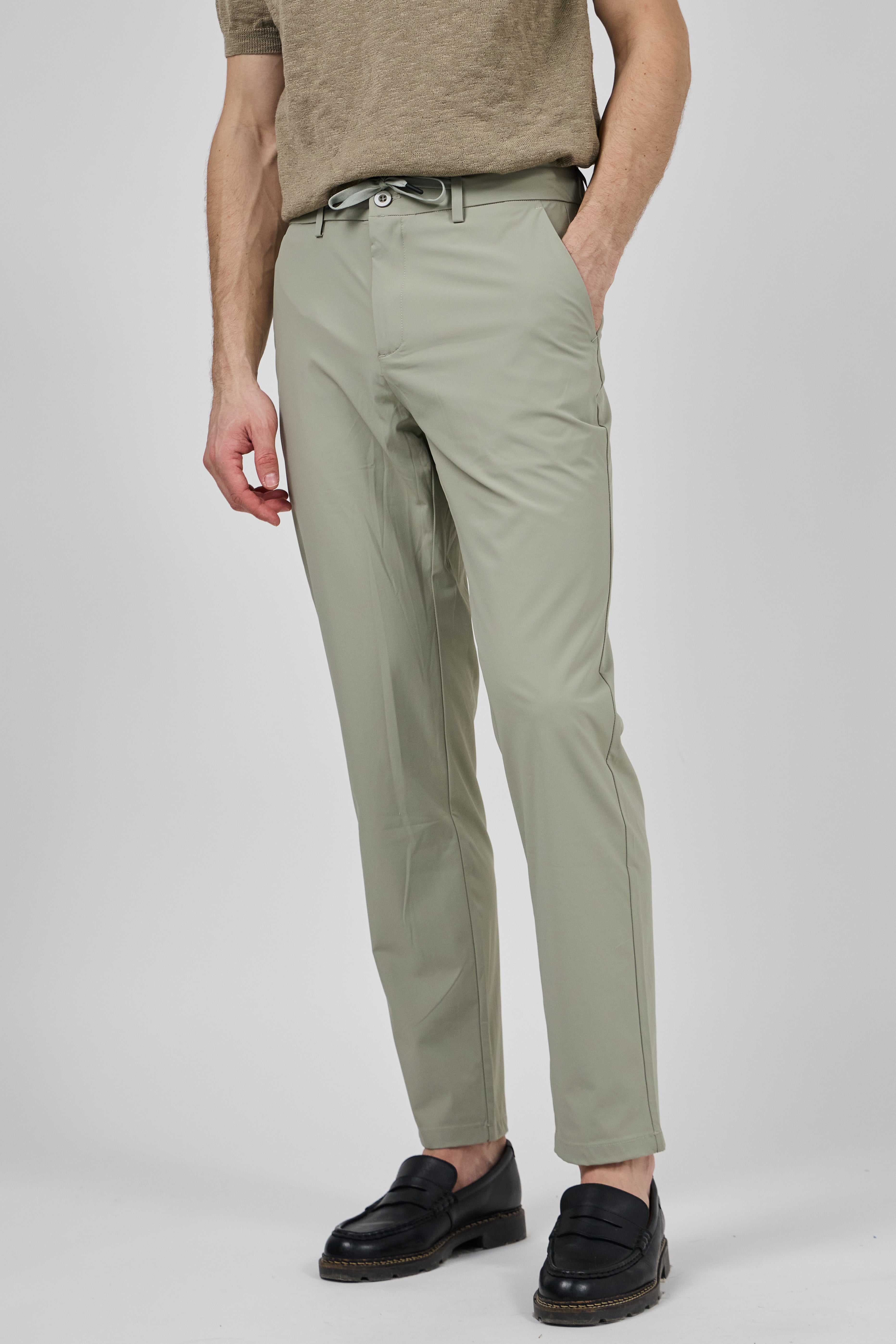 Pantalon homme coupe moderne avec taille ajustable et cordon