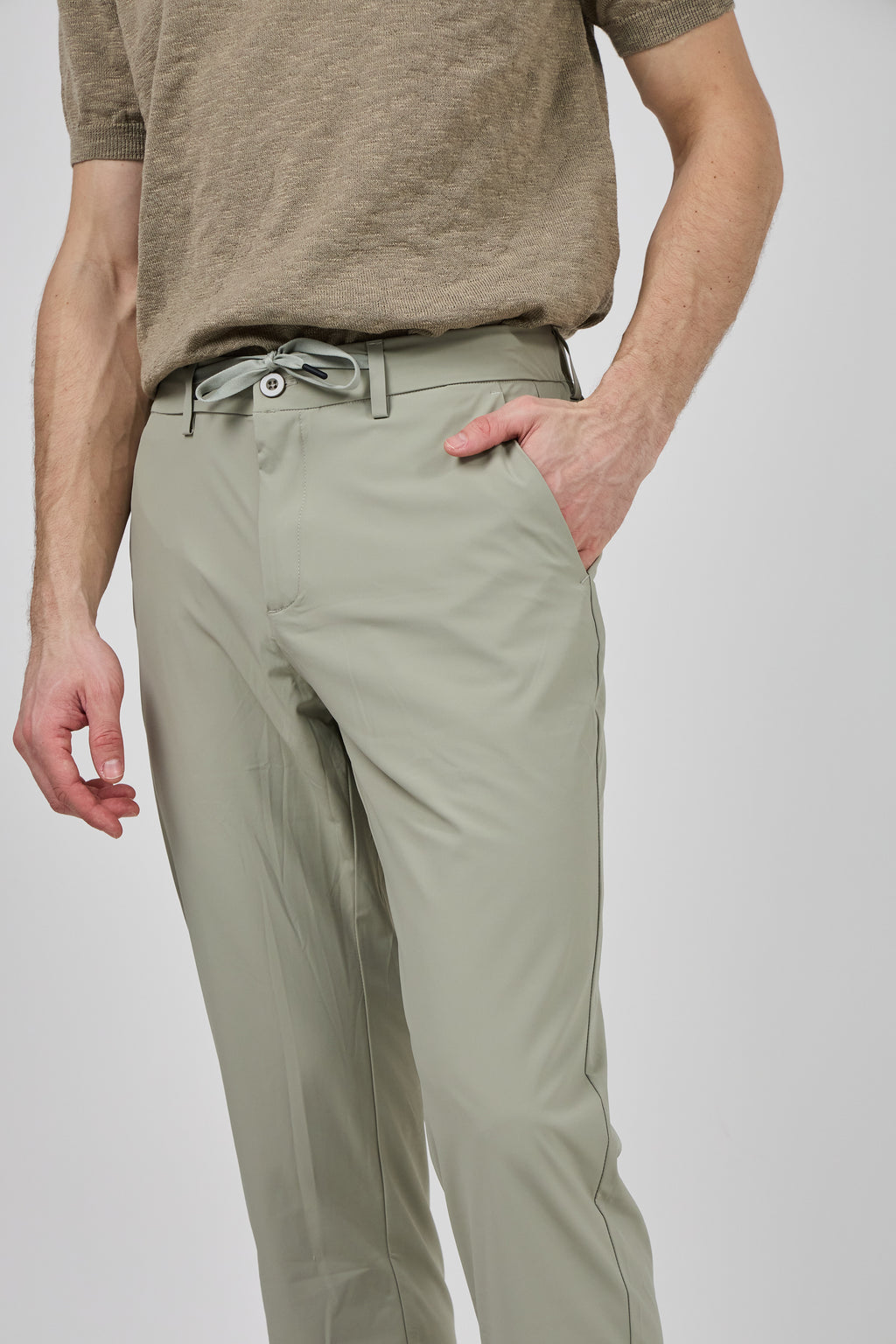 Pantalon homme coupe moderne avec taille ajustable et cordon