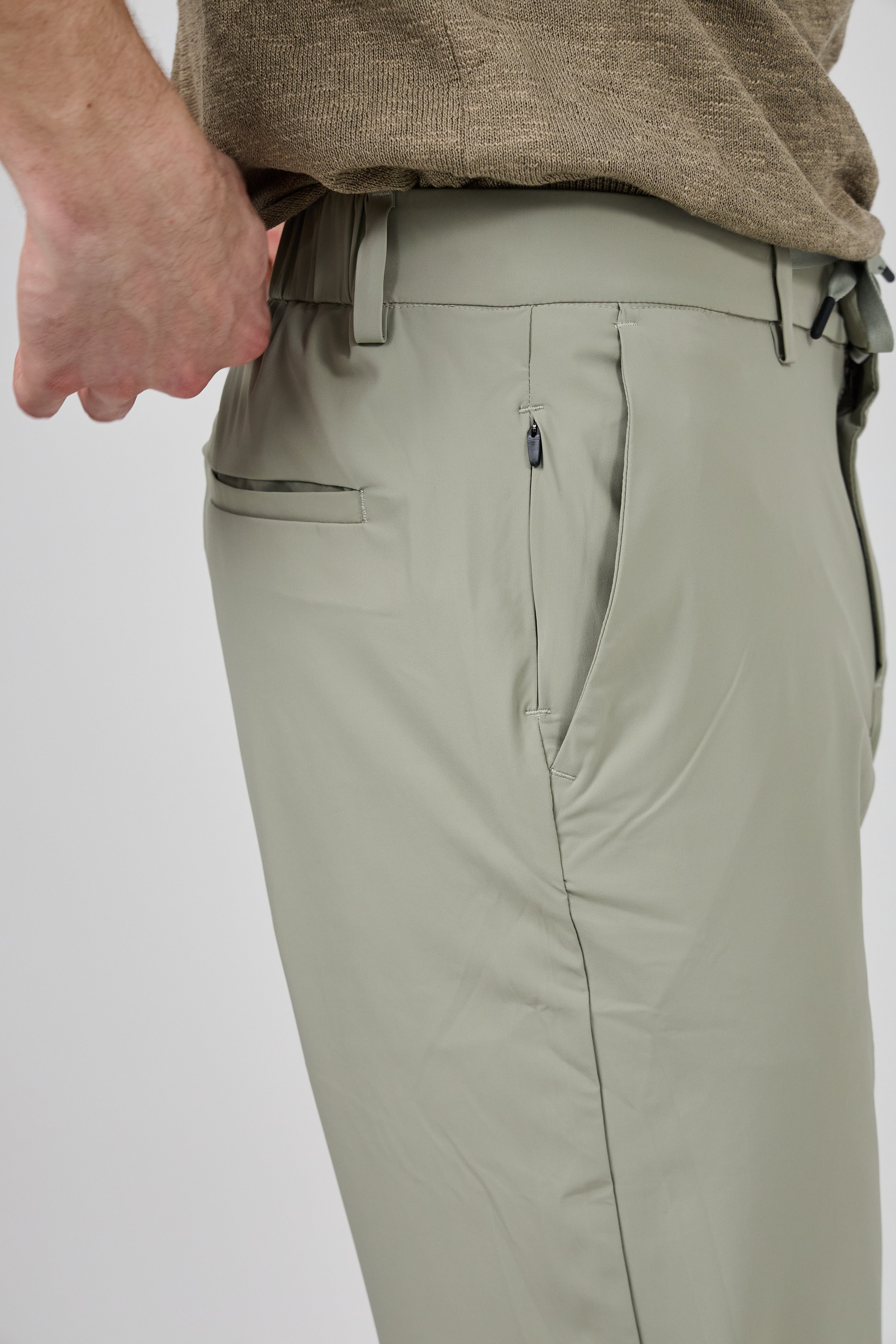 Pantalon homme coupe moderne avec taille ajustable et cordon