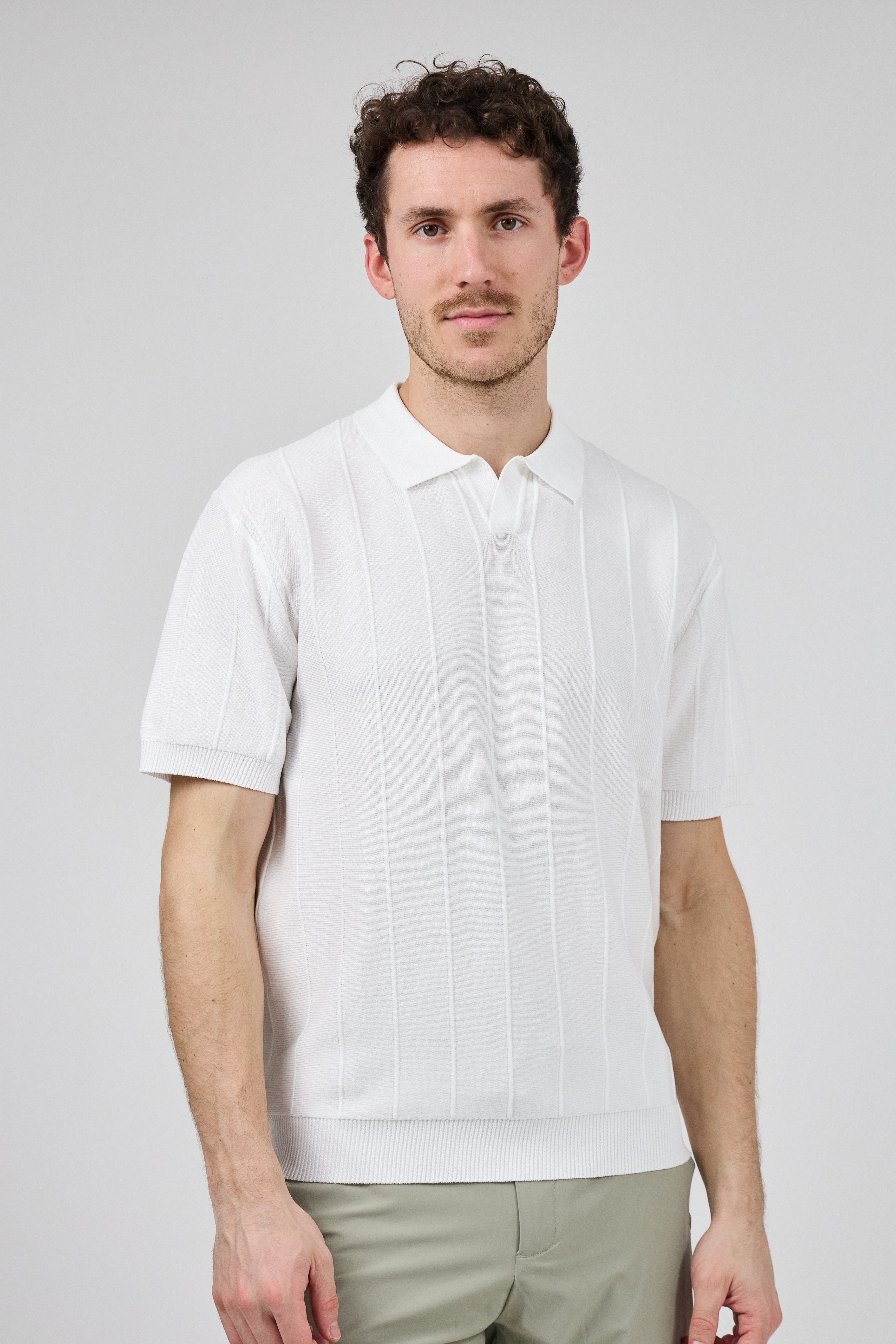 Polo en maille homme à manches courtes avec texture verticale élégante