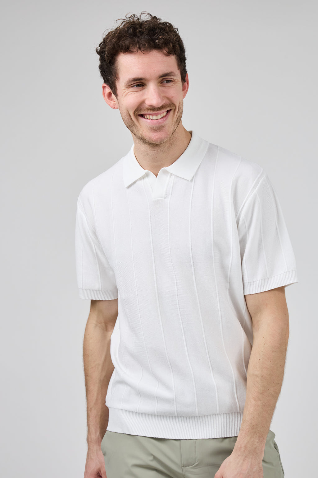 Polo en maille homme à manches courtes avec texture verticale élégante