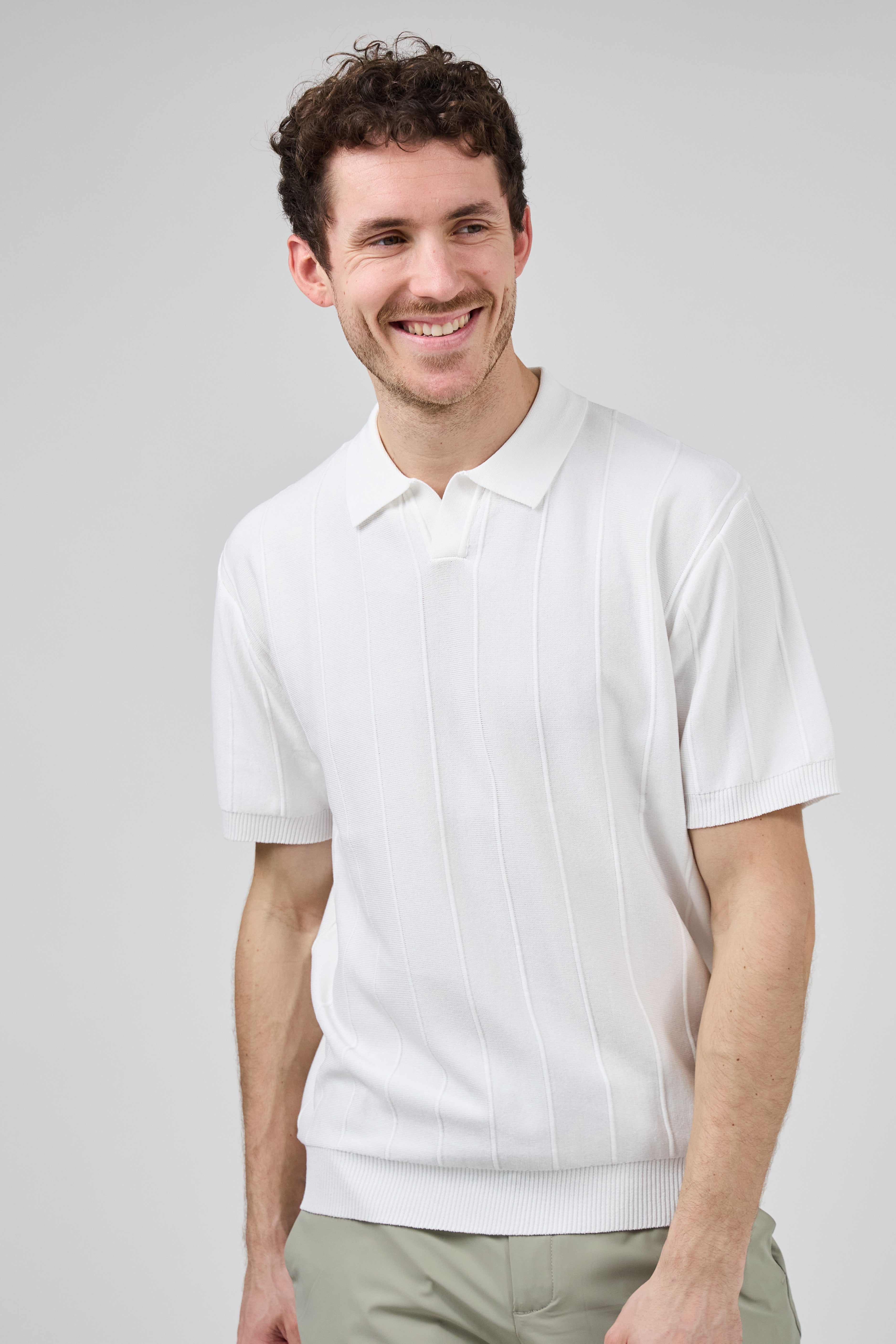Polo en maille homme à manches courtes avec texture verticale élégante