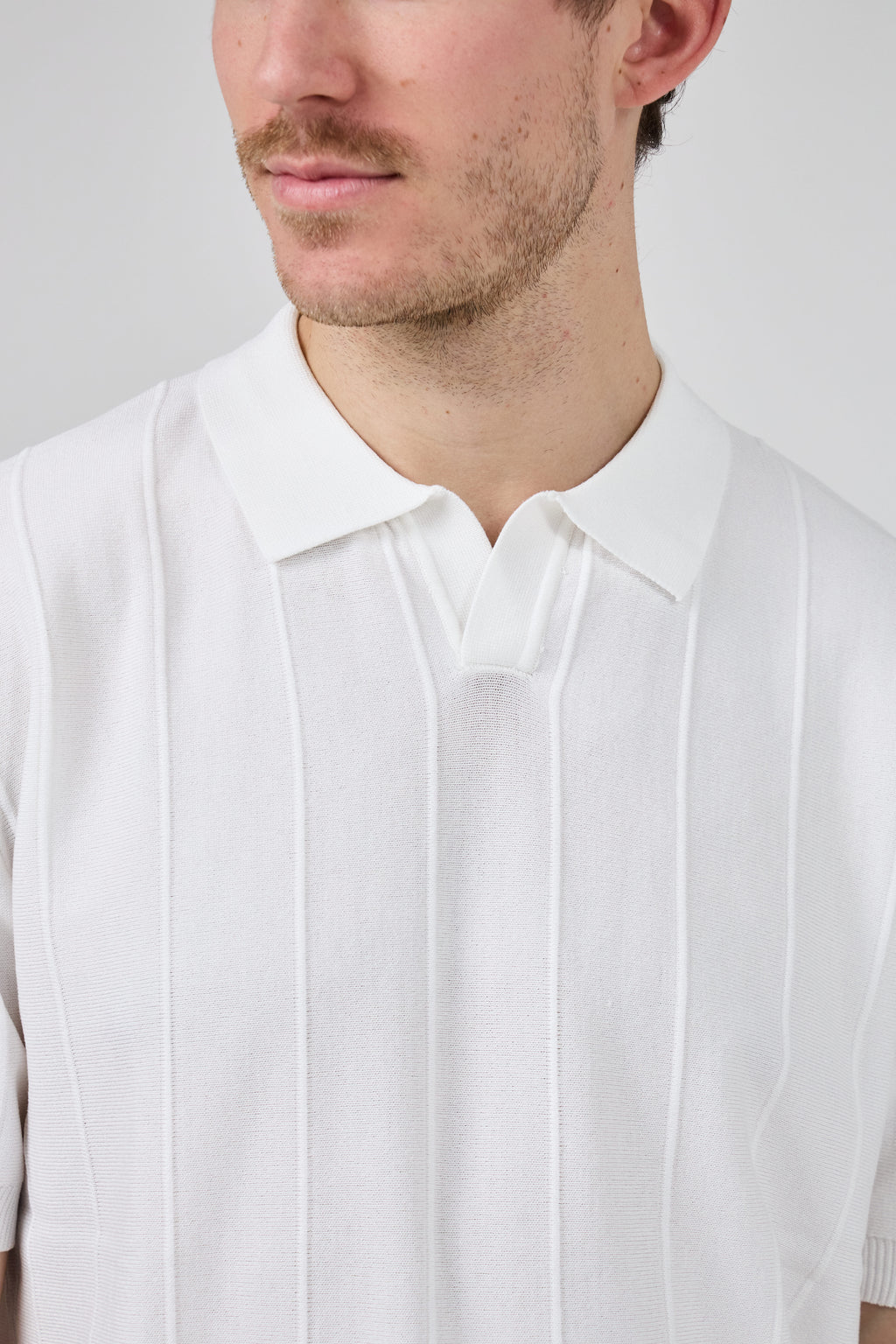 Polo en maille homme à manches courtes avec texture verticale élégante