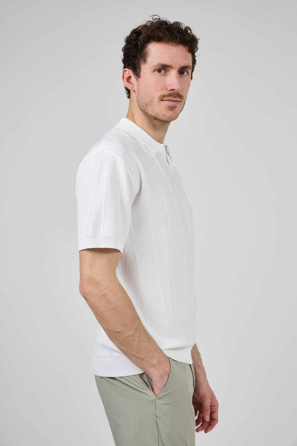 Polo en maille homme à manches courtes avec texture verticale élégante