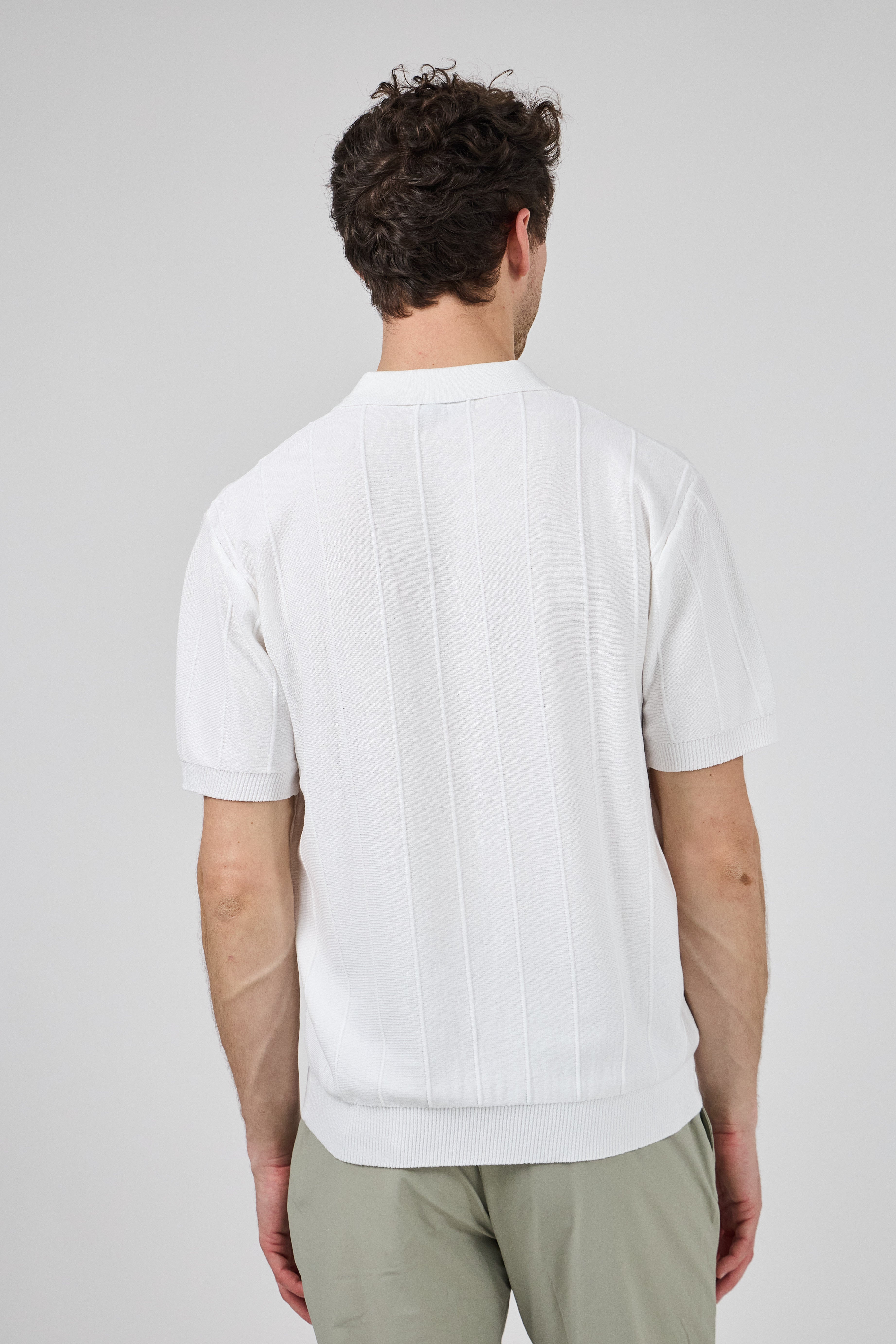Polo en maille homme à manches courtes avec texture verticale élégante