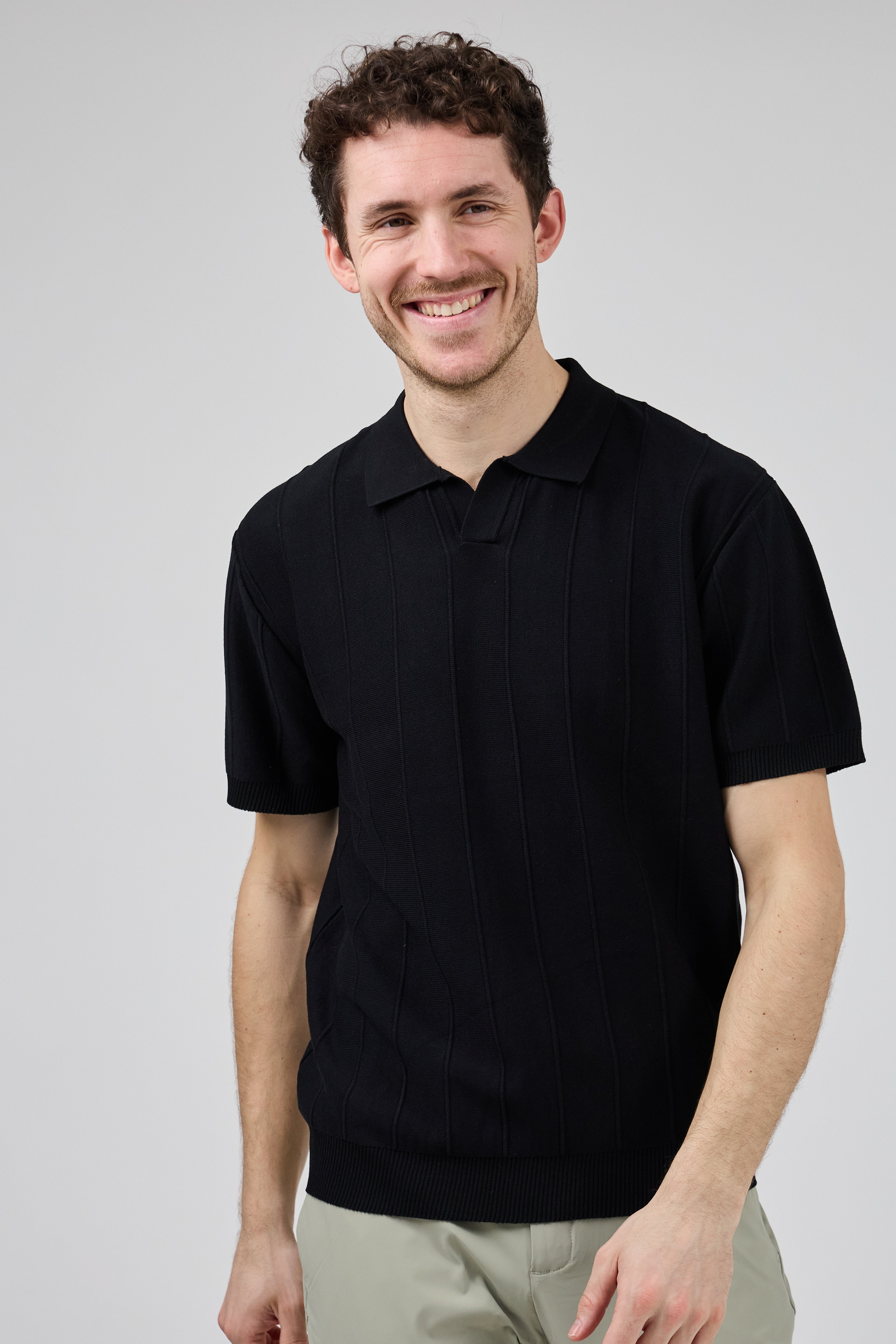 Polo en maille homme à manches courtes avec texture verticale élégante