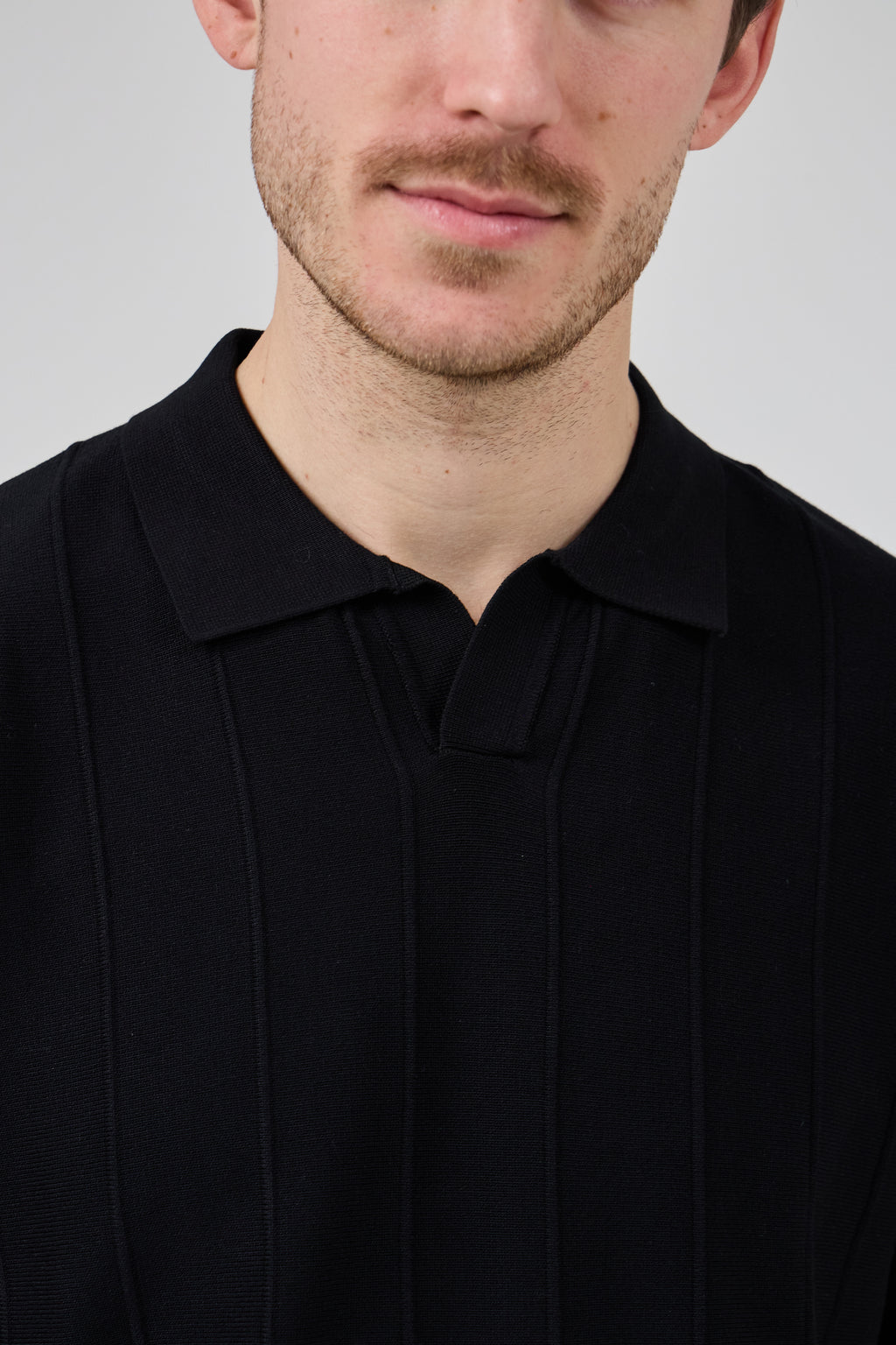 Polo en maille homme à manches courtes avec texture verticale élégante