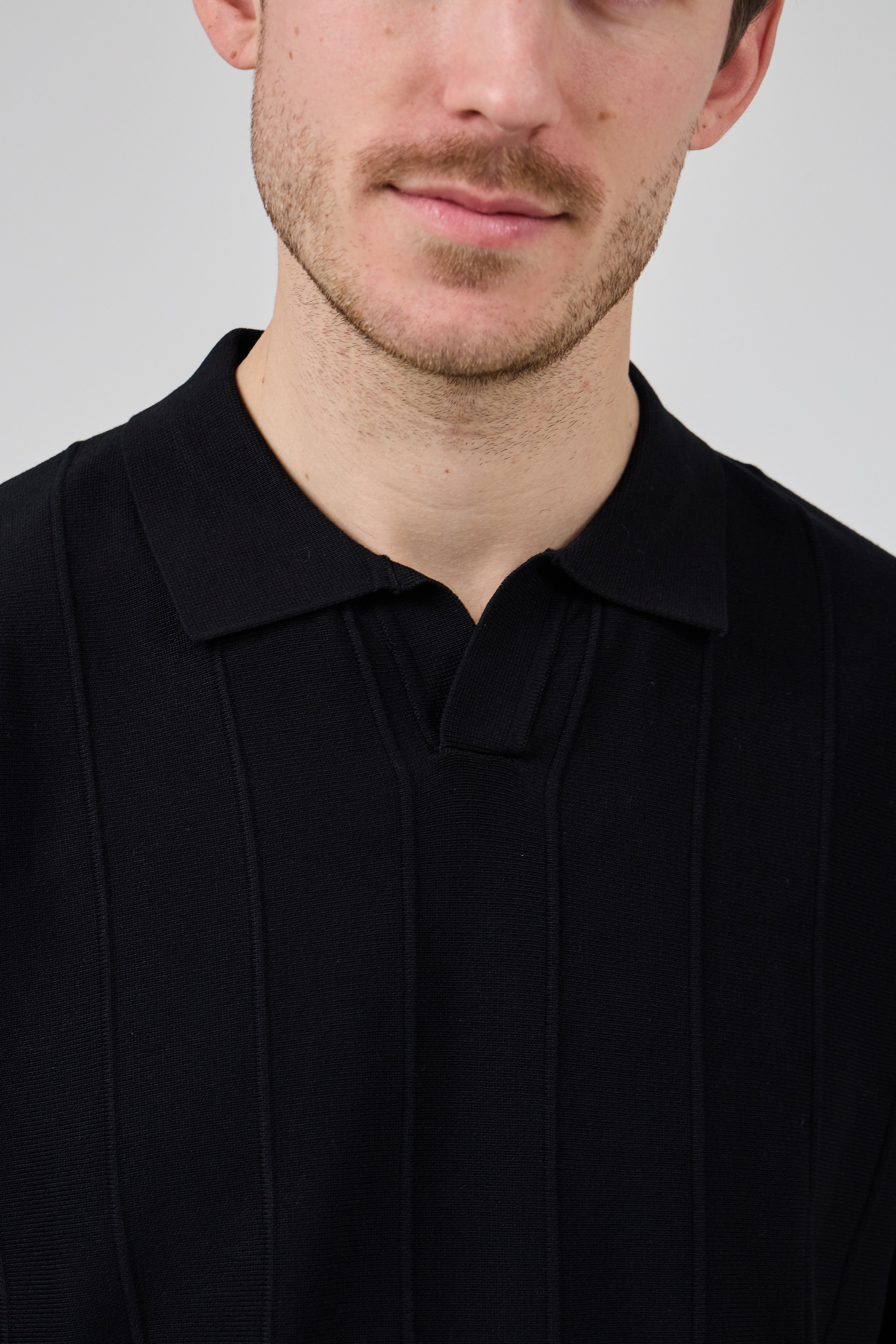 Polo en maille homme à manches courtes avec texture verticale élégante