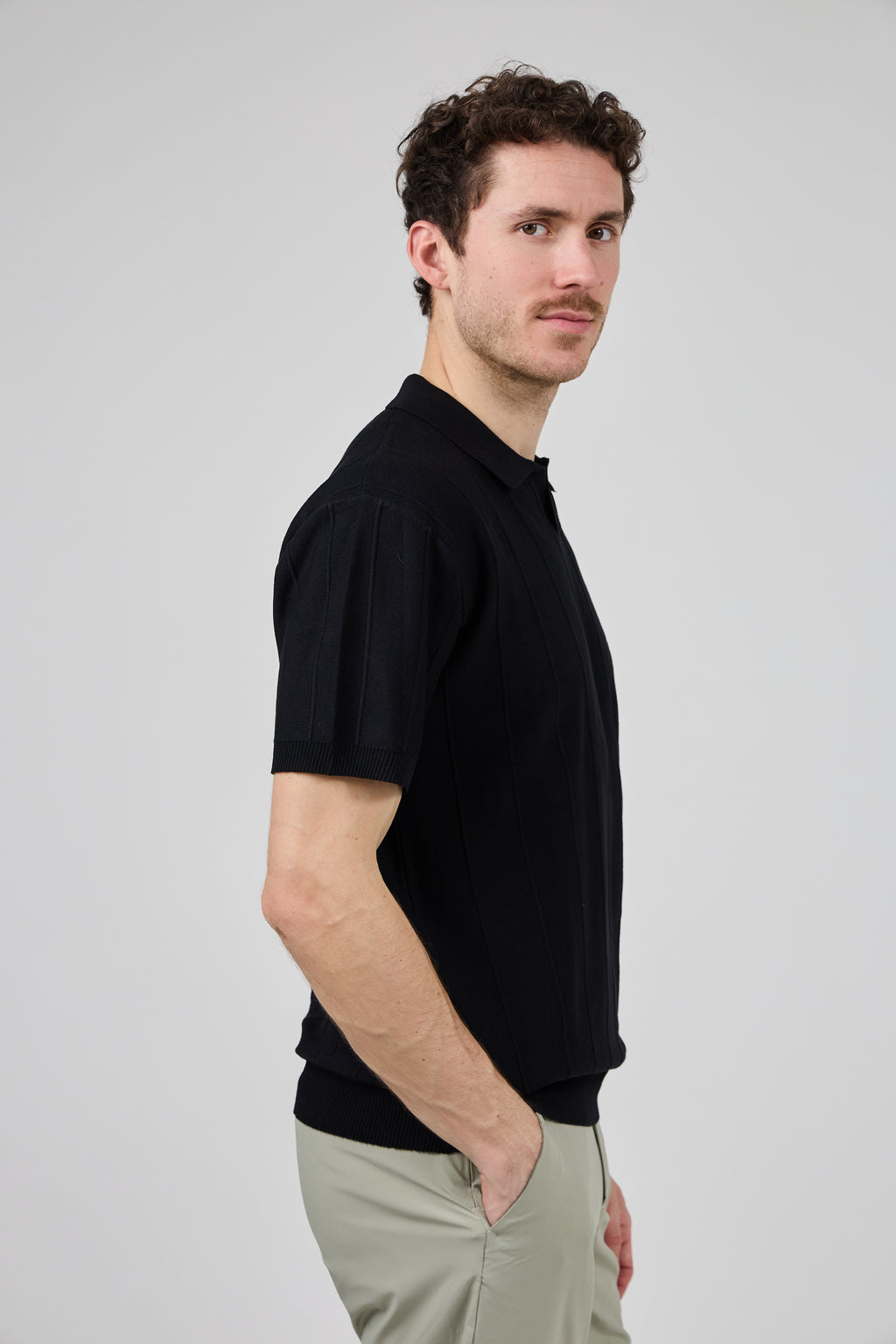 Polo en maille homme à manches courtes avec texture verticale élégante