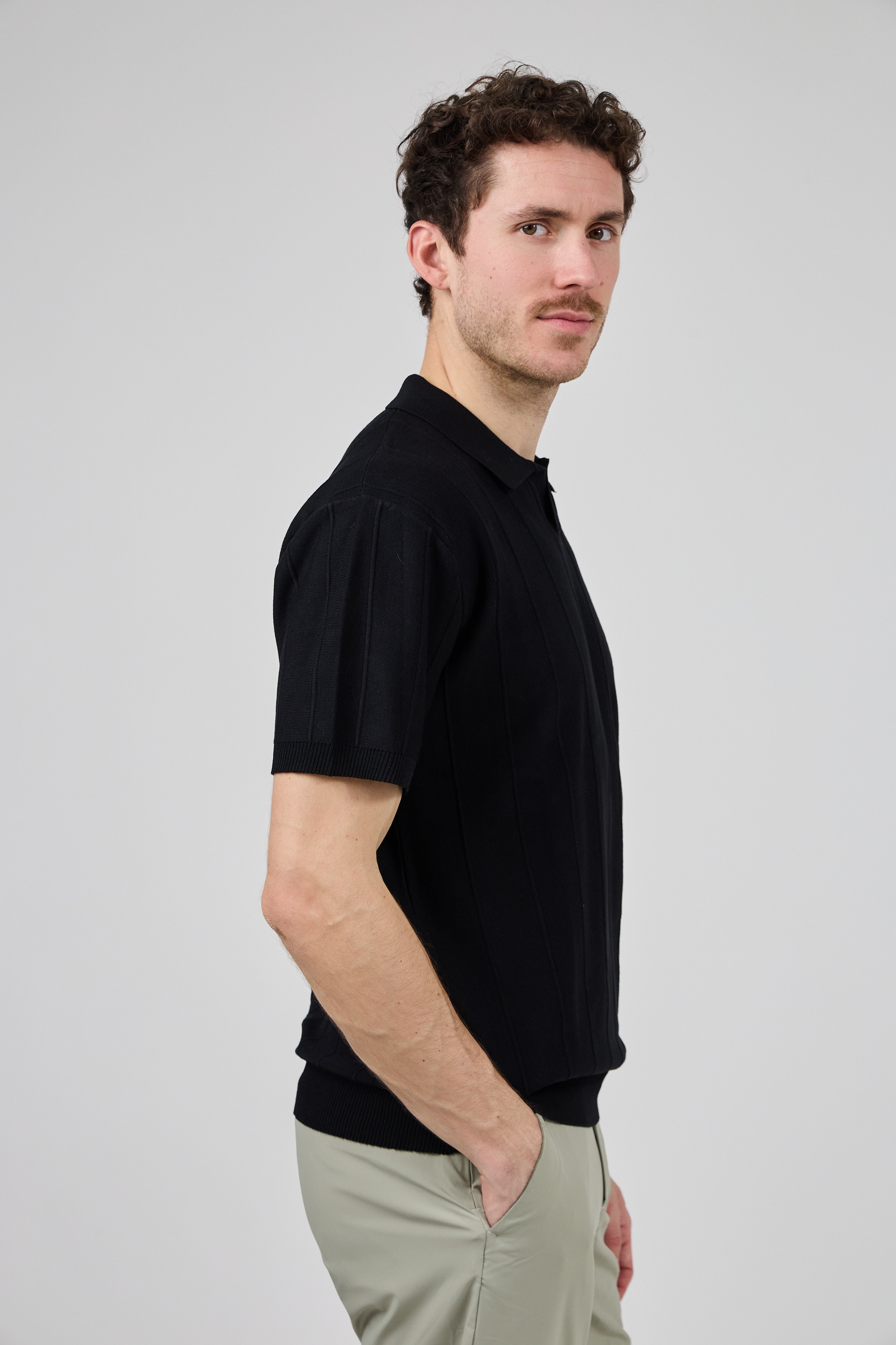 Polo en maille homme à manches courtes avec texture verticale élégante
