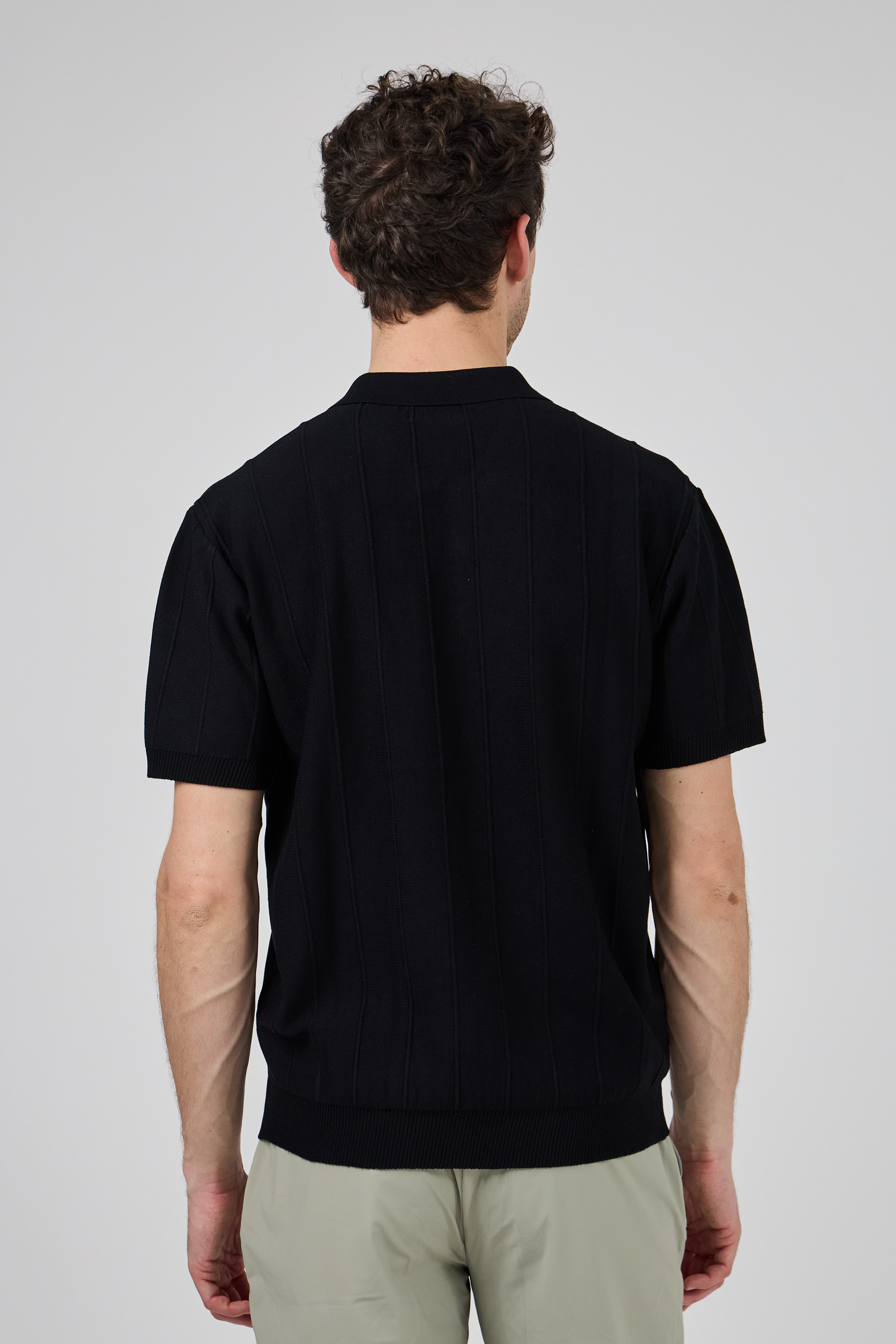 Polo en maille homme à manches courtes avec texture verticale élégante
