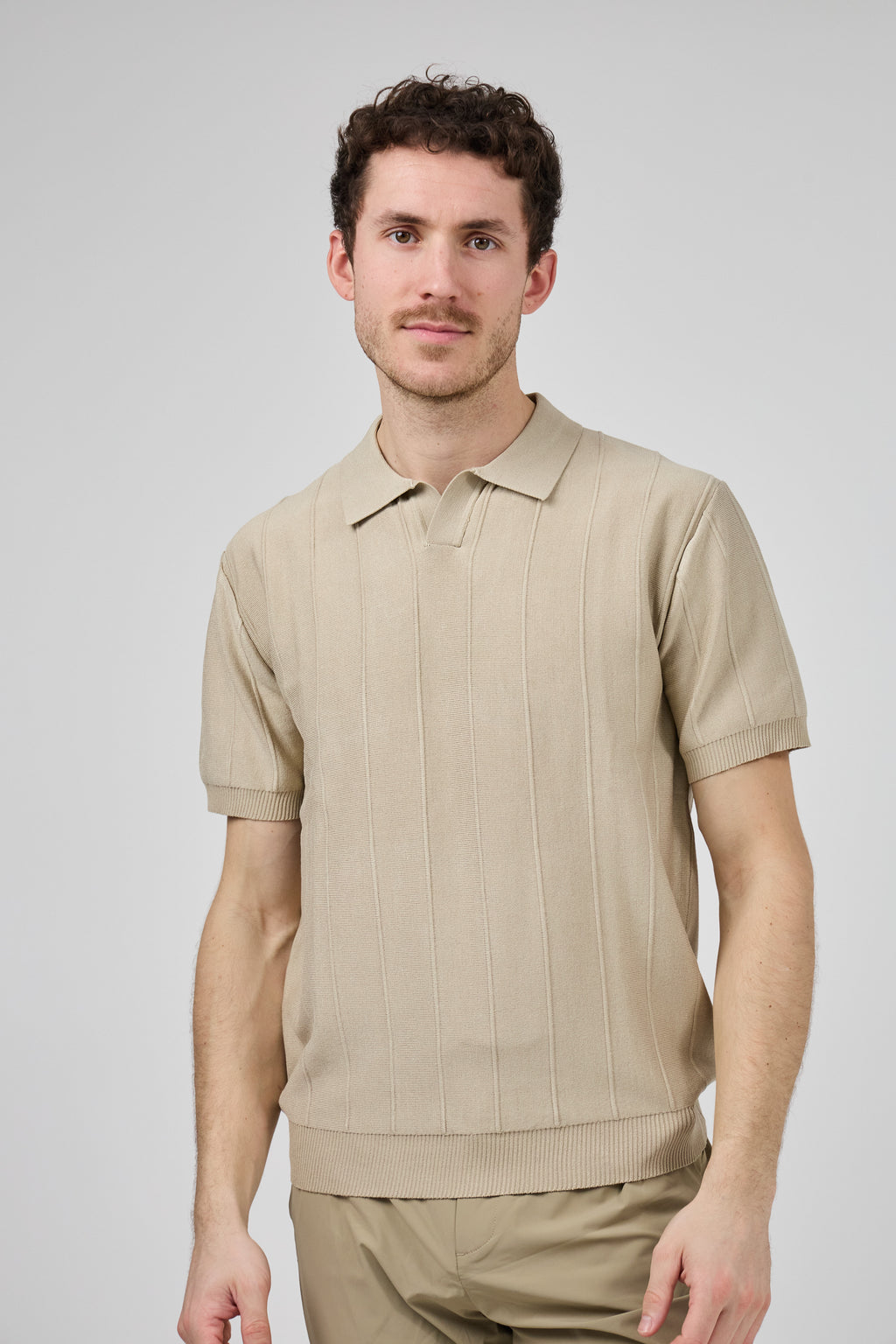 Polo en maille homme à manches courtes avec texture verticale élégante