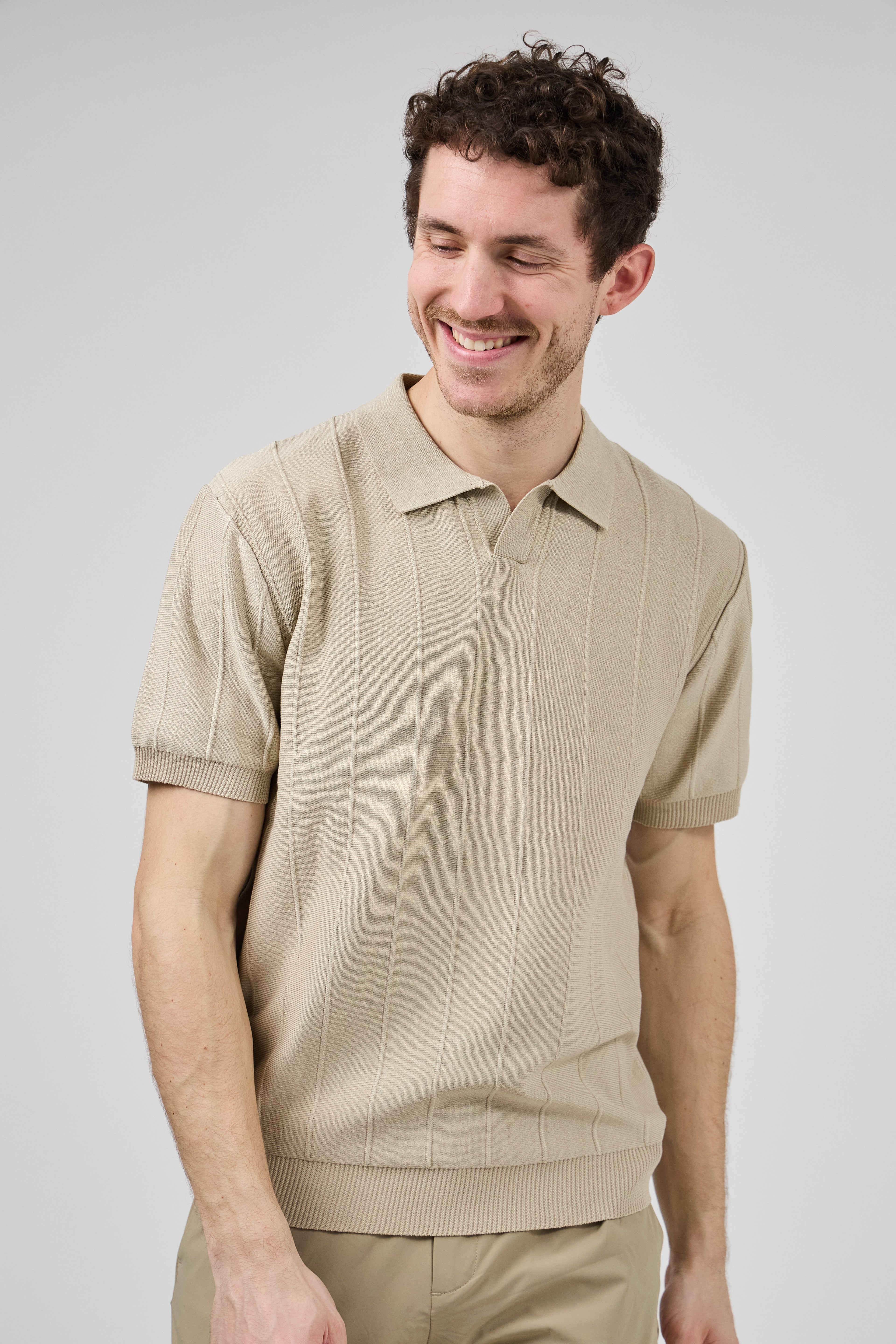 Polo en maille homme à manches courtes avec texture verticale élégante