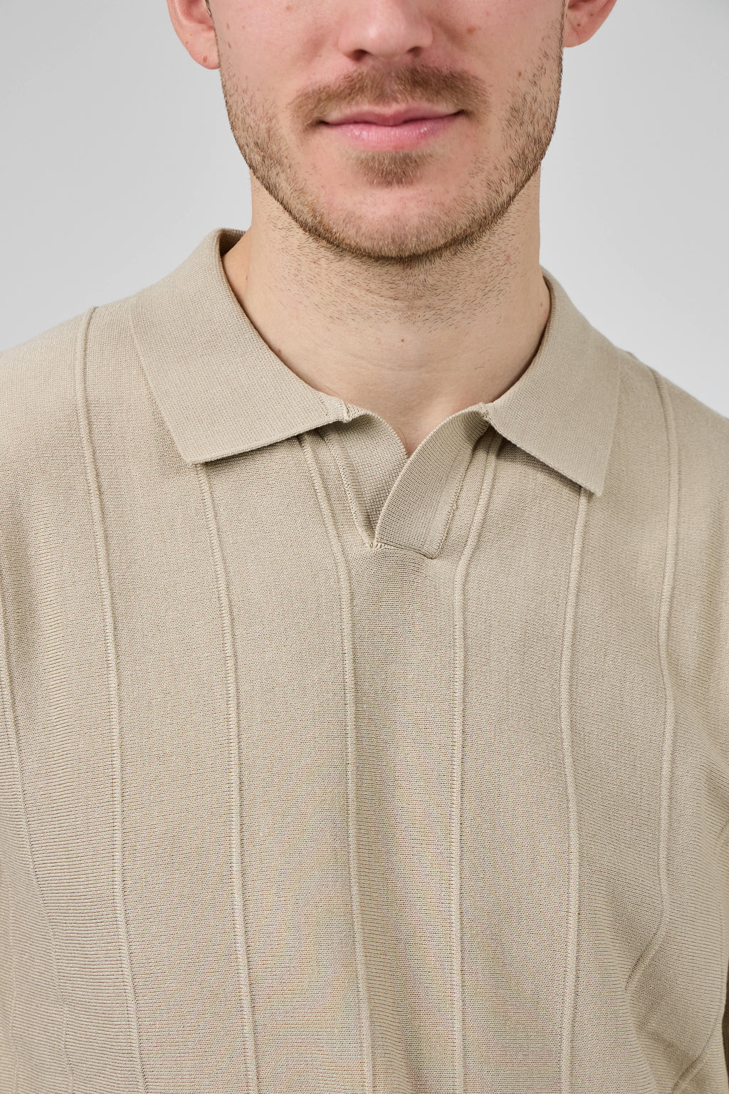 Polo en maille homme à manches courtes avec texture verticale élégante