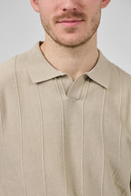 Polo en maille homme à manches courtes avec texture verticale élégante