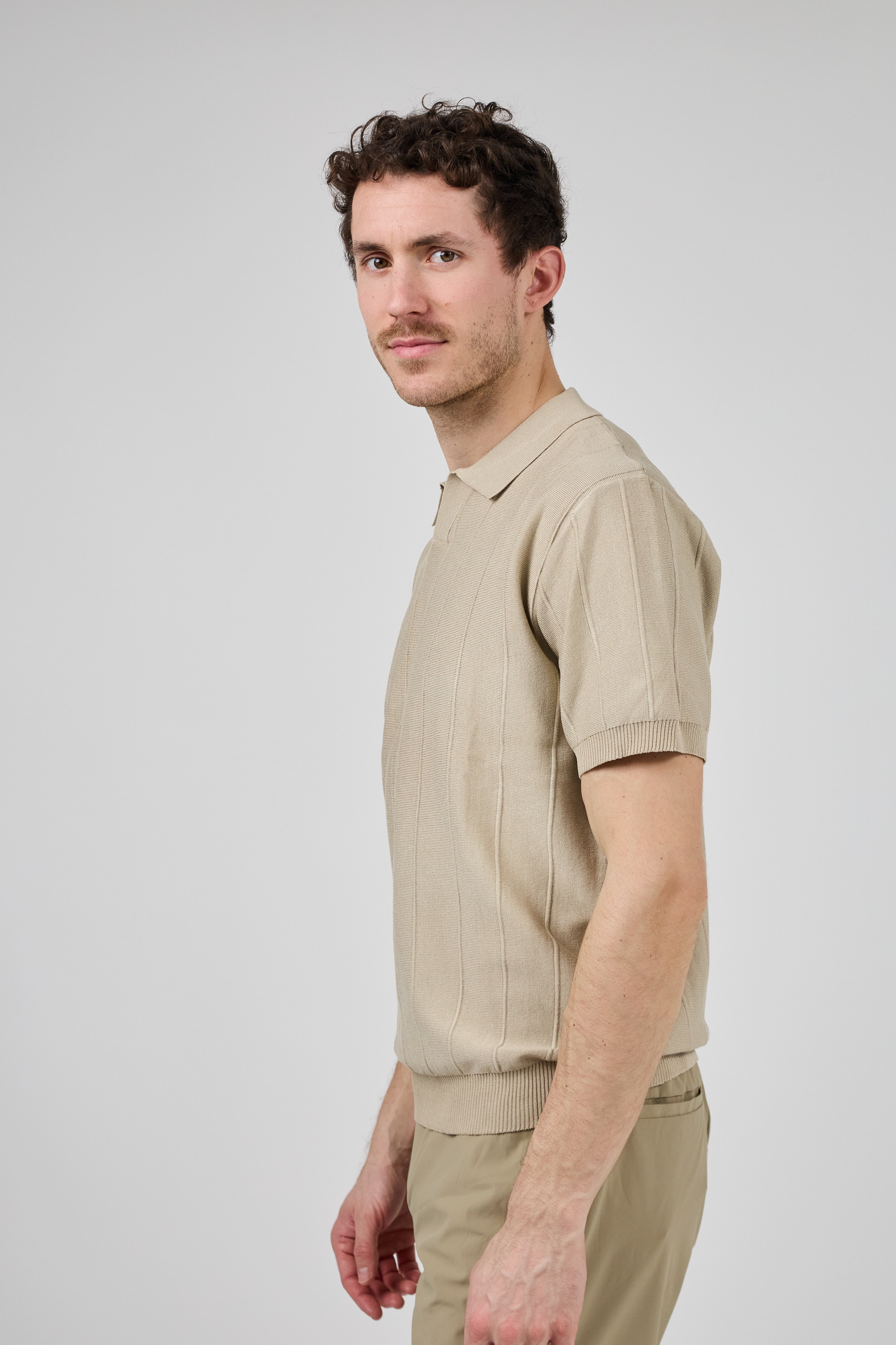 Polo en maille homme à manches courtes avec texture verticale élégante