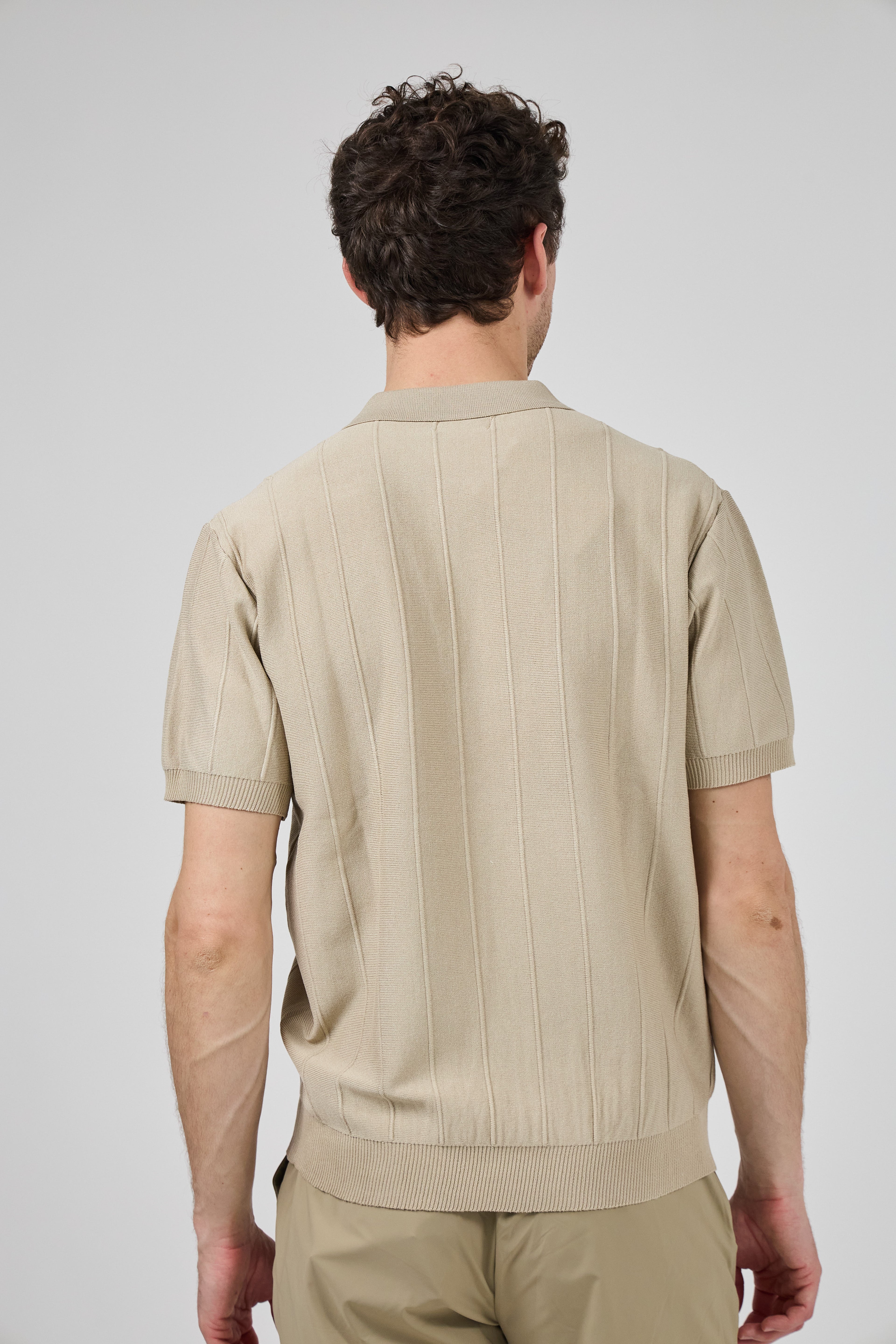 Polo en maille homme à manches courtes avec texture verticale élégante