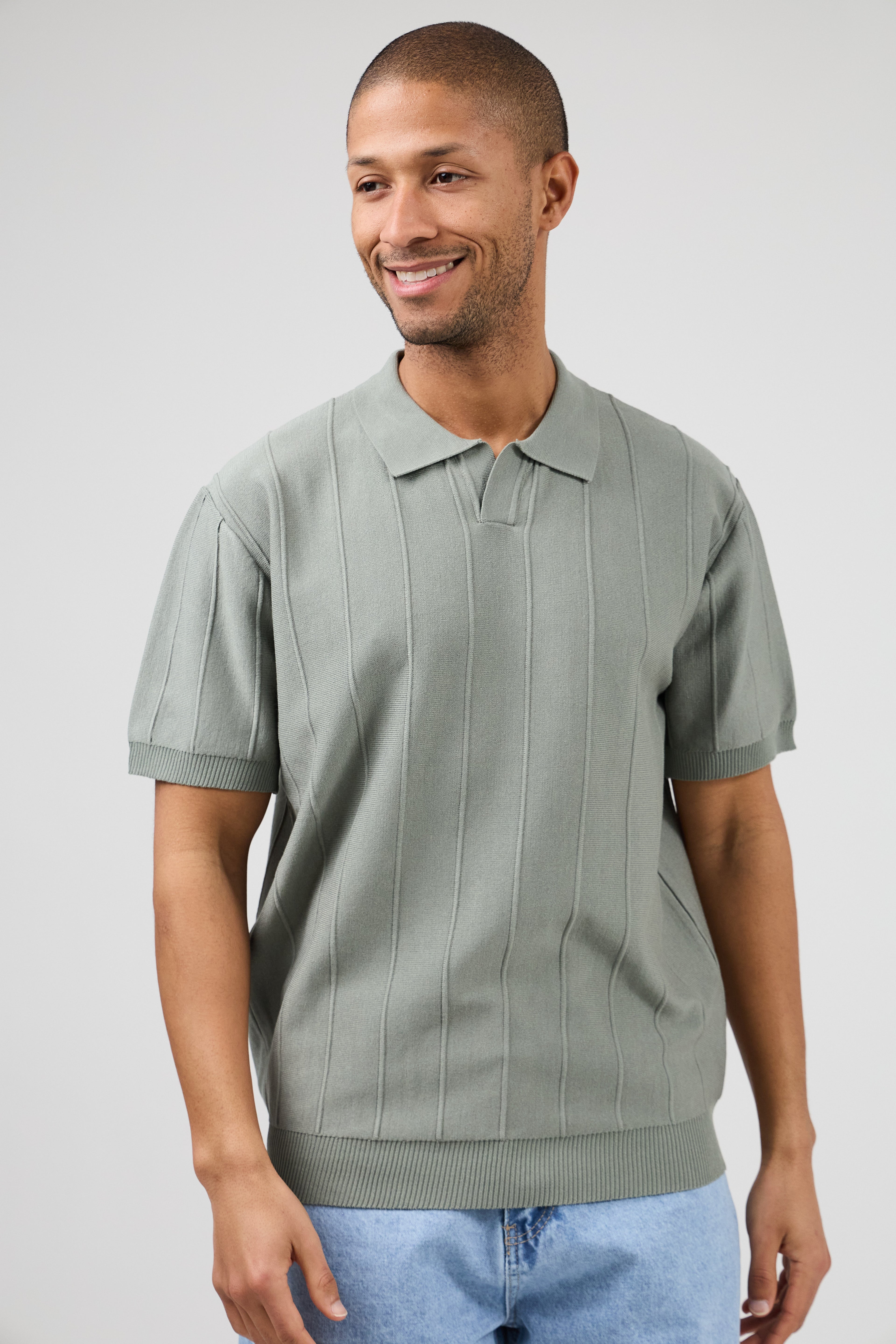 Polo en maille homme à manches courtes avec texture verticale élégante