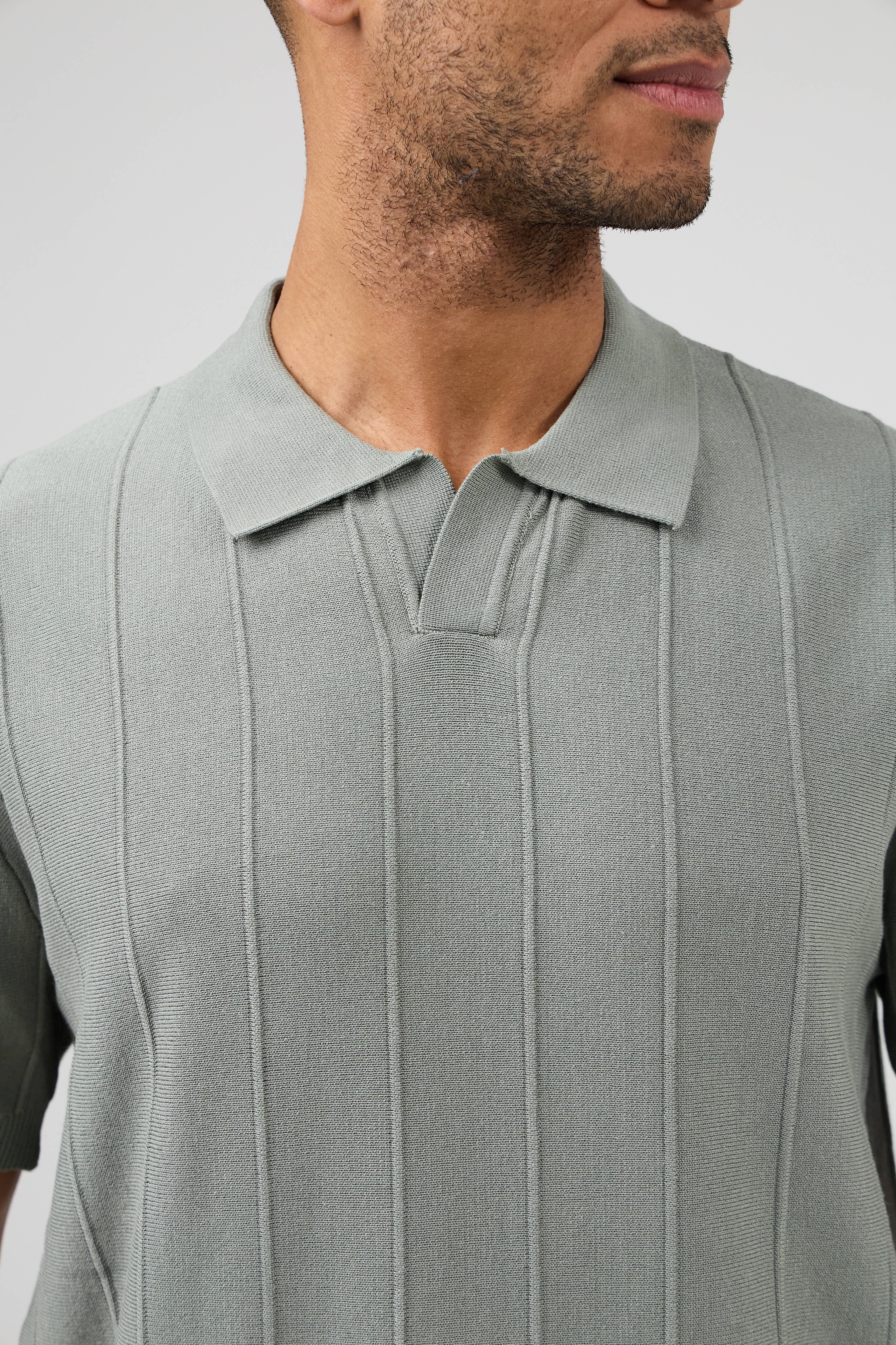 Polo en maille homme à manches courtes avec texture verticale élégante