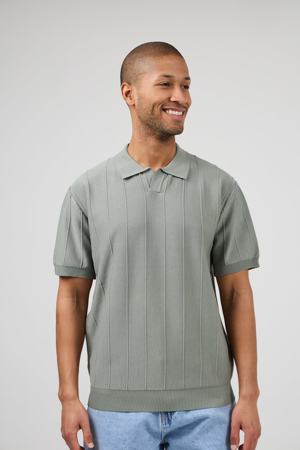 Polo en maille homme à manches courtes avec texture verticale élégante
