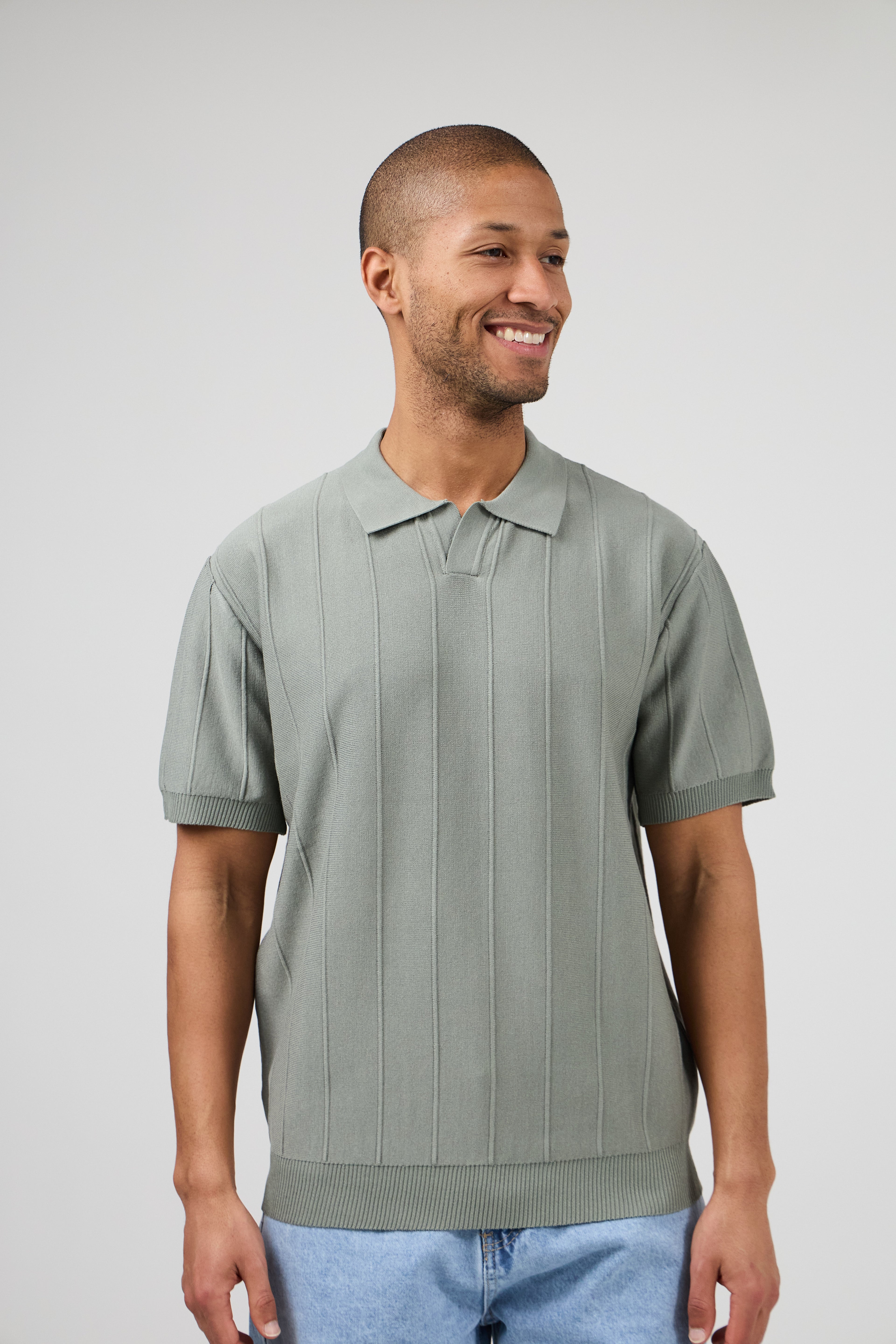 Polo en maille homme à manches courtes avec texture verticale élégante