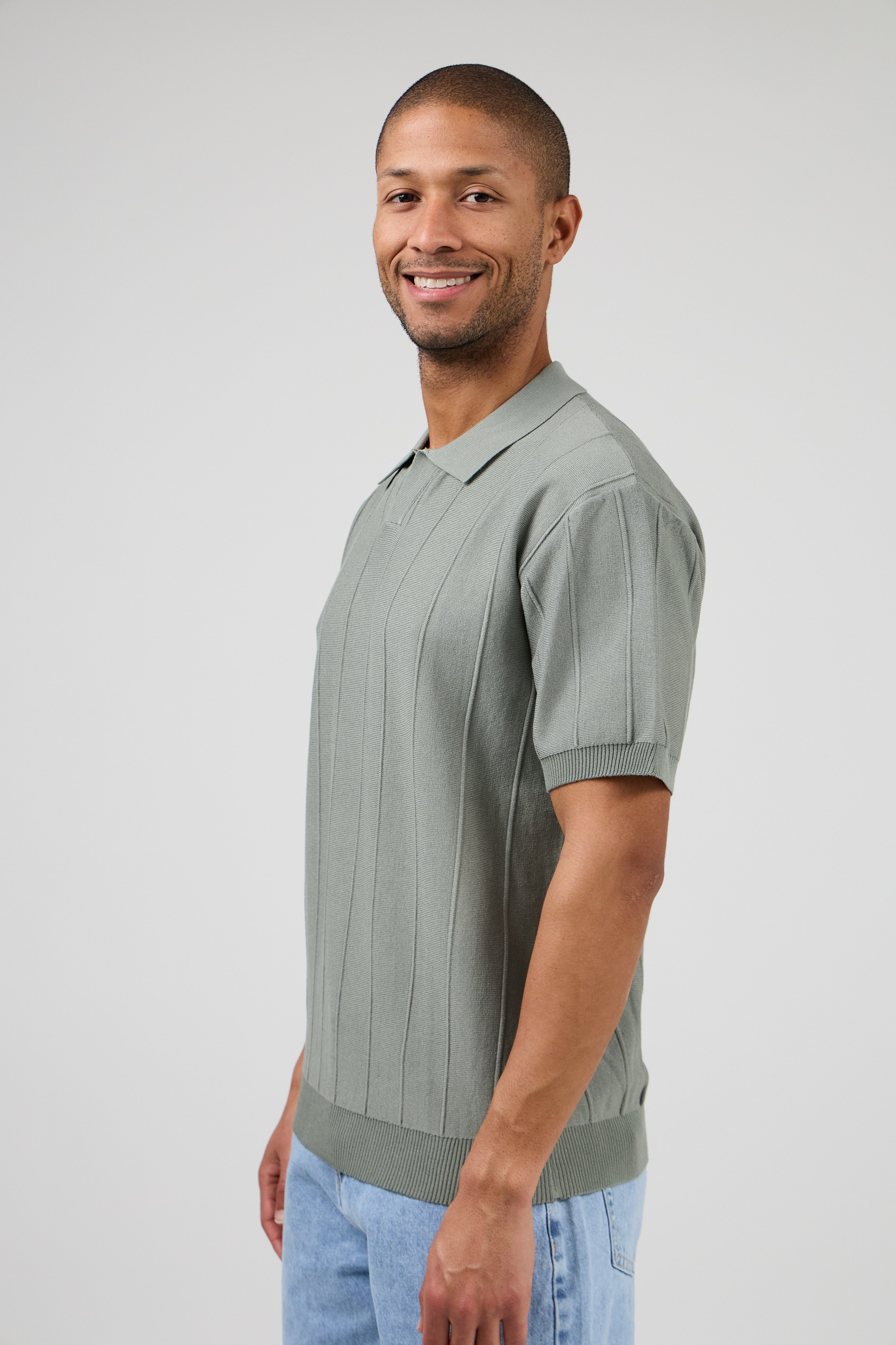 Polo en maille homme à manches courtes avec texture verticale élégante