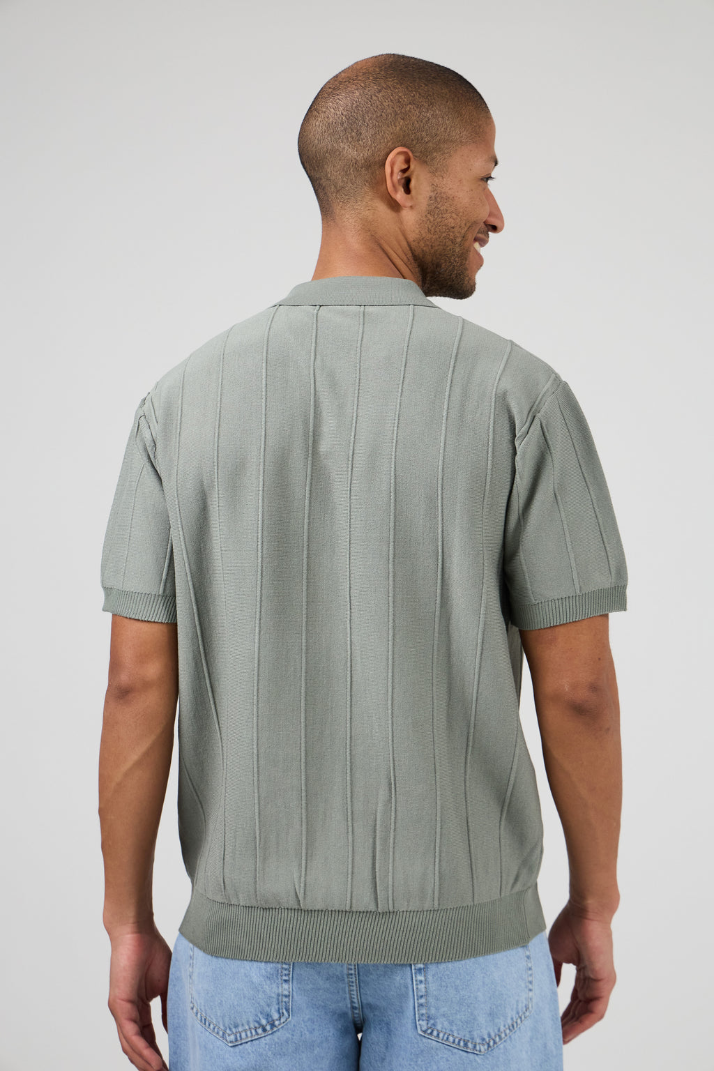 Polo en maille homme à manches courtes avec texture verticale élégante