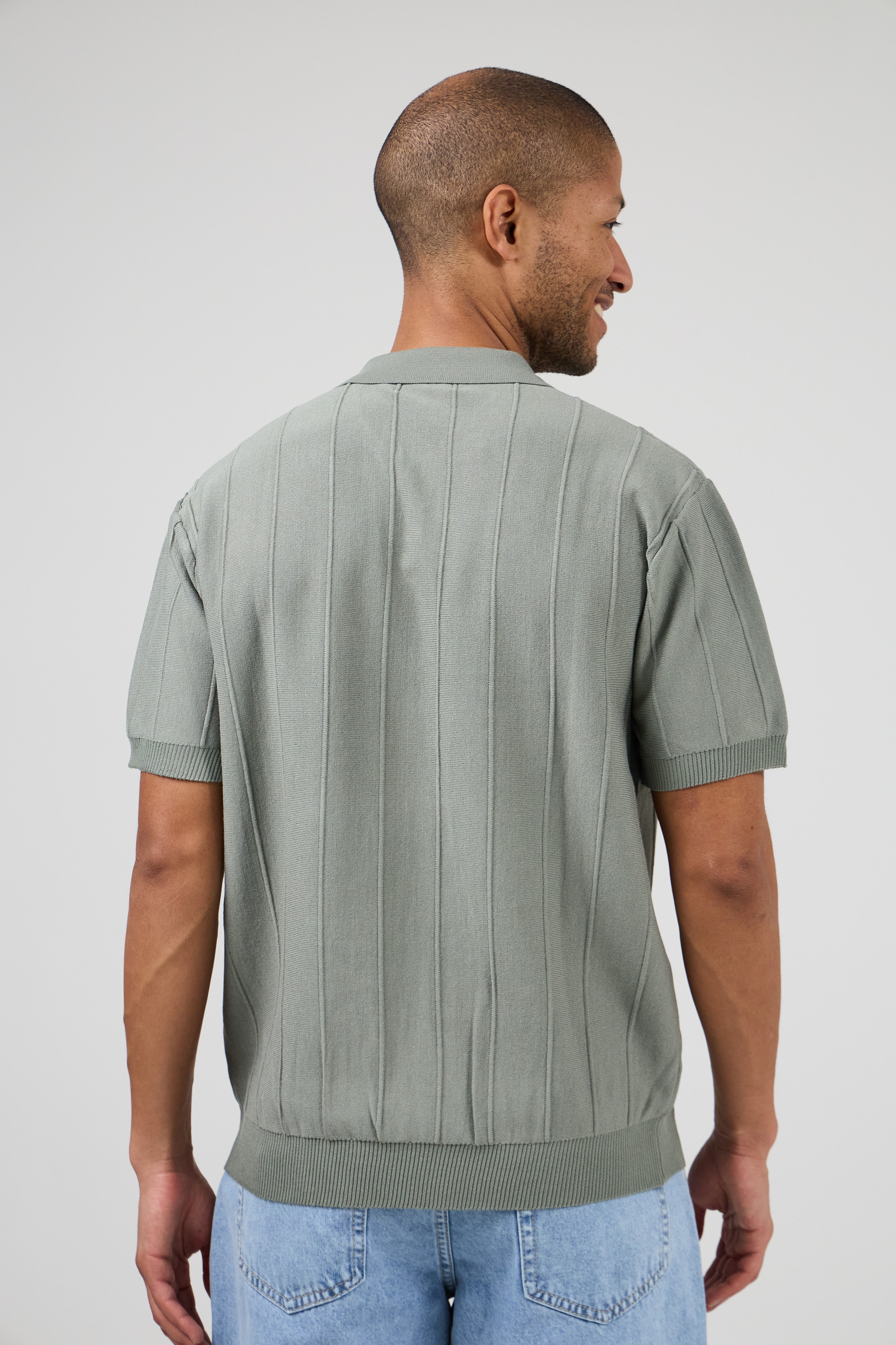 Polo en maille homme à manches courtes avec texture verticale élégante
