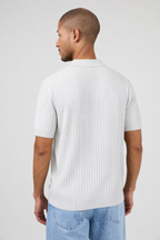 Polo en maille à manches courtes avec texture côtelée et coupe moderne