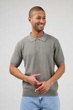 Polo en maille à manches courtes avec texture côtelée et coupe moderne