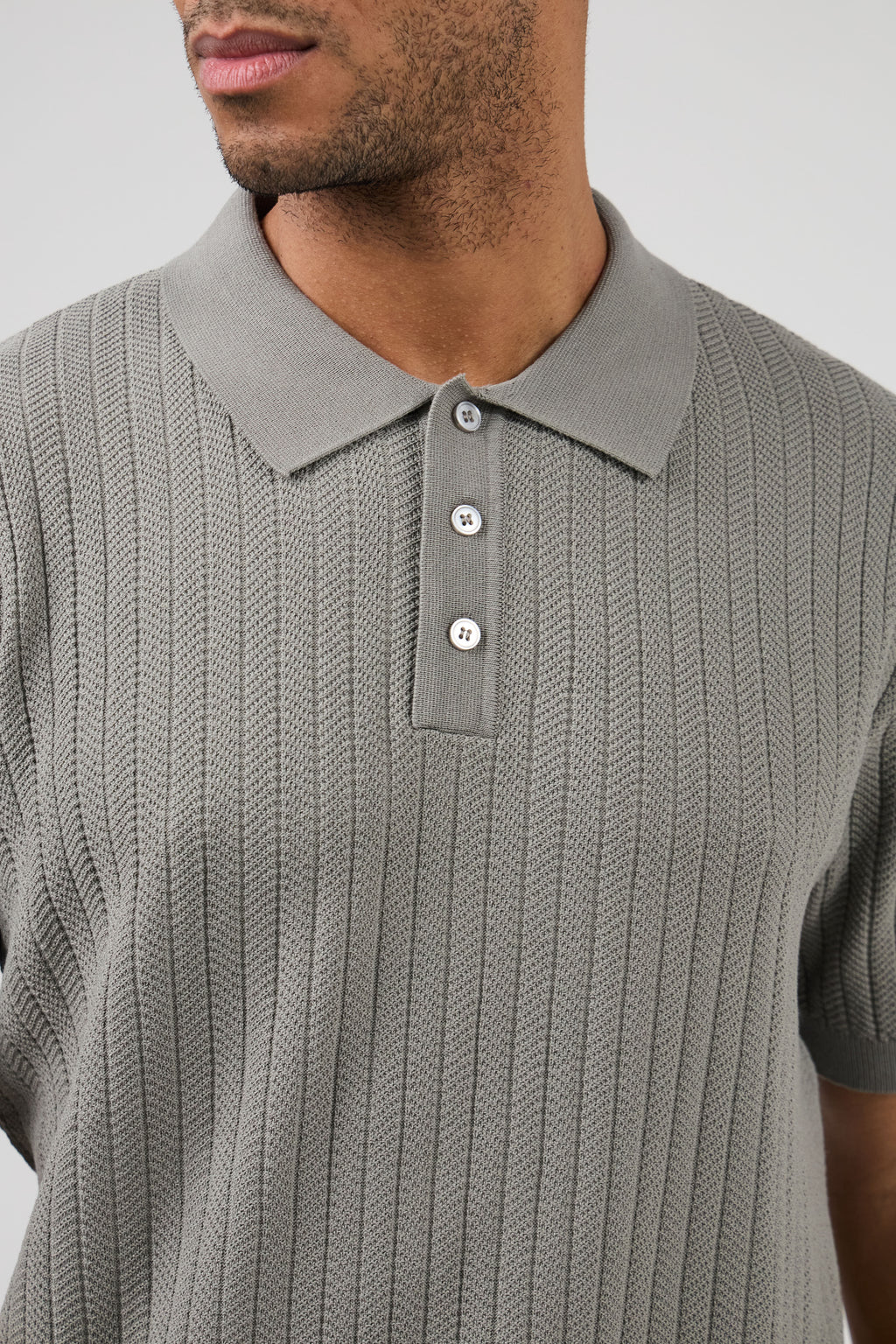 Polo en maille à manches courtes avec texture côtelée et coupe moderne