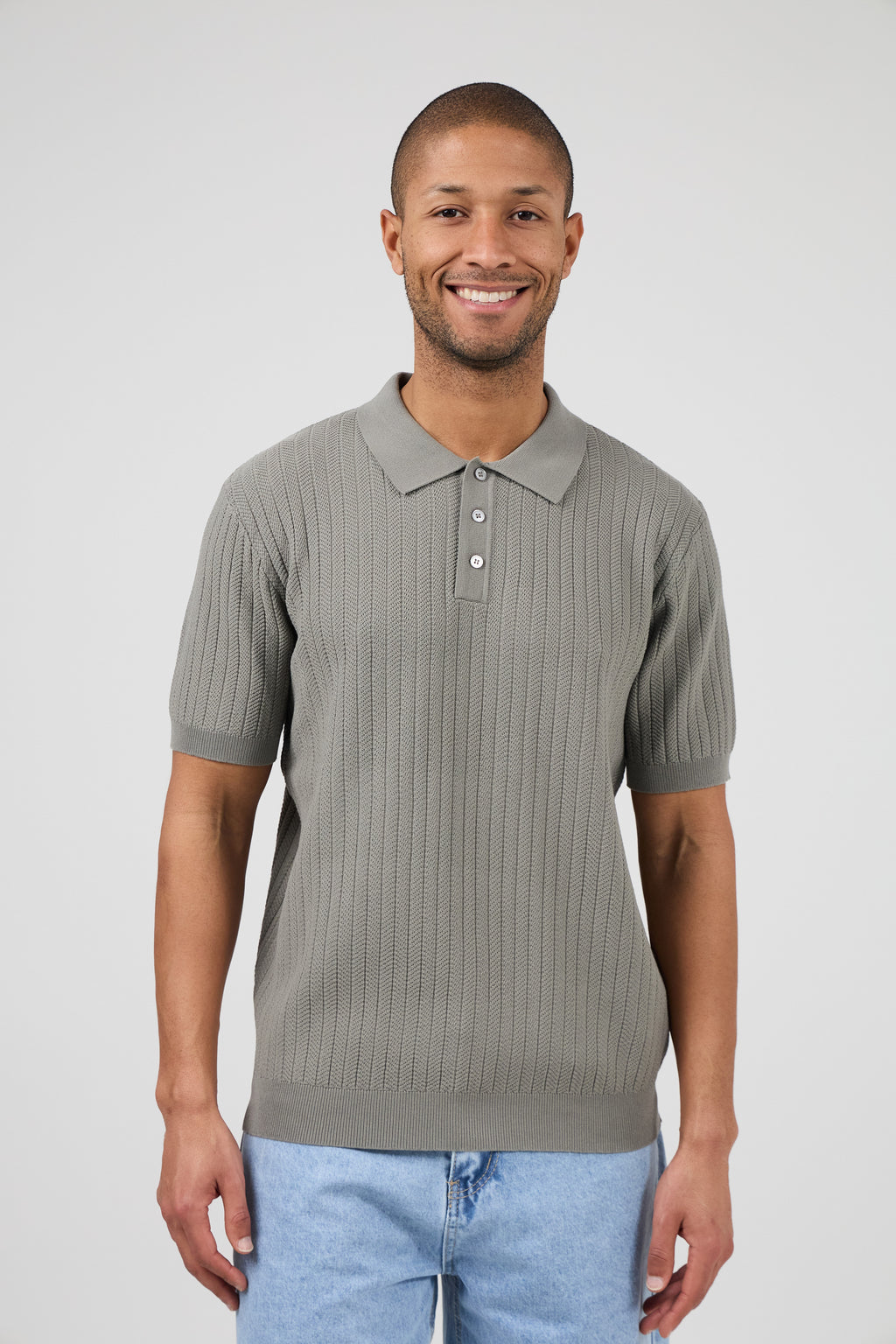 Polo en maille à manches courtes avec texture côtelée et coupe moderne