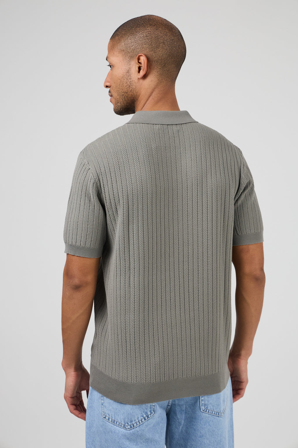 Polo en maille à manches courtes avec texture côtelée et coupe moderne