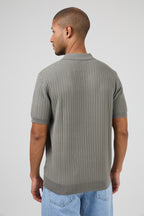 Polo en maille à manches courtes avec texture côtelée et coupe moderne