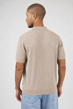Polo en maille à manches courtes avec texture côtelée et coupe moderne