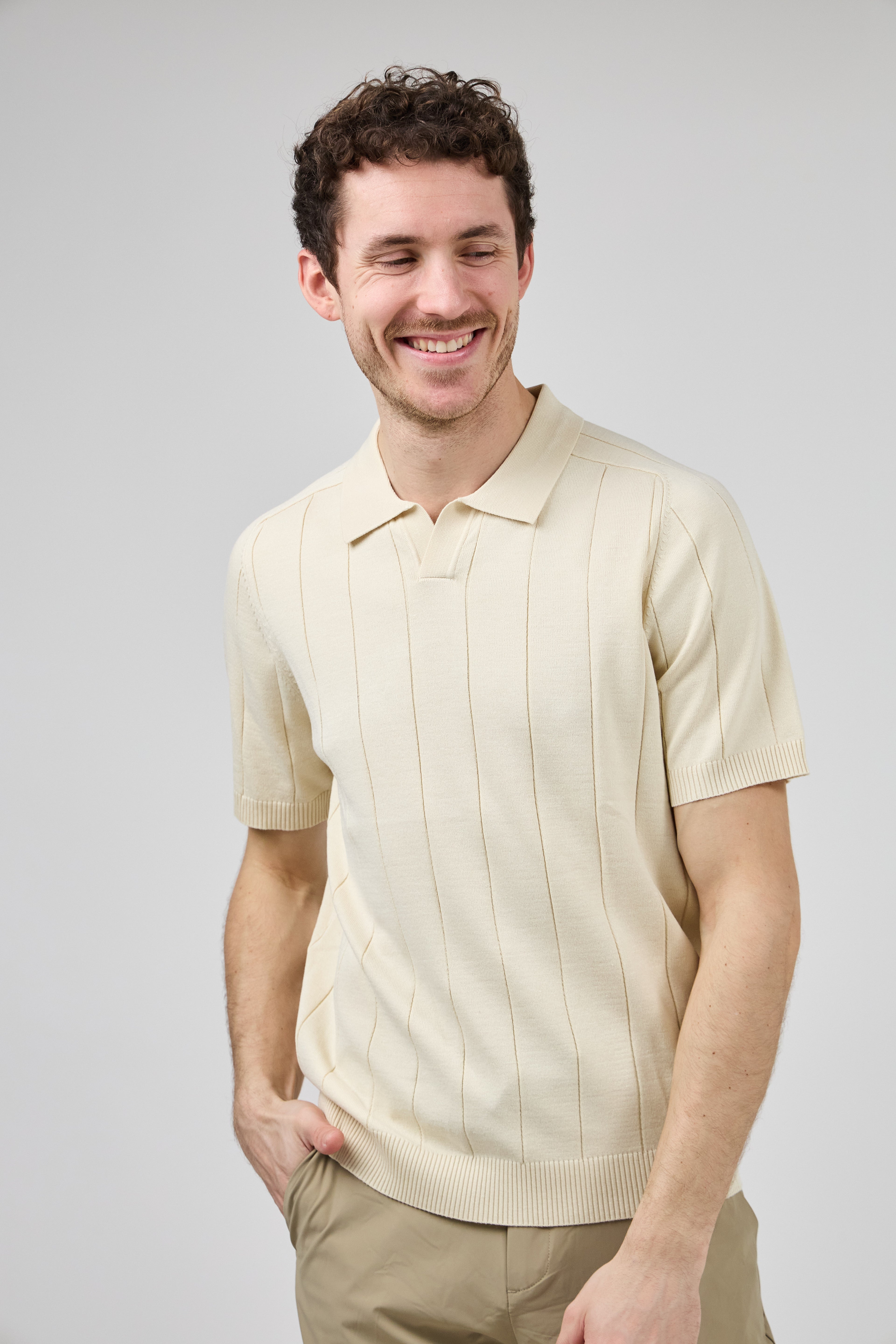 Polo en maille Homme à Manches Courtes avec Motif Vertical Élégant