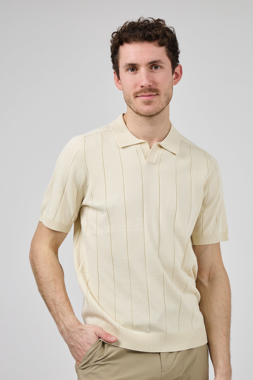 Polo en maille Homme à Manches Courtes avec Motif Vertical Élégant