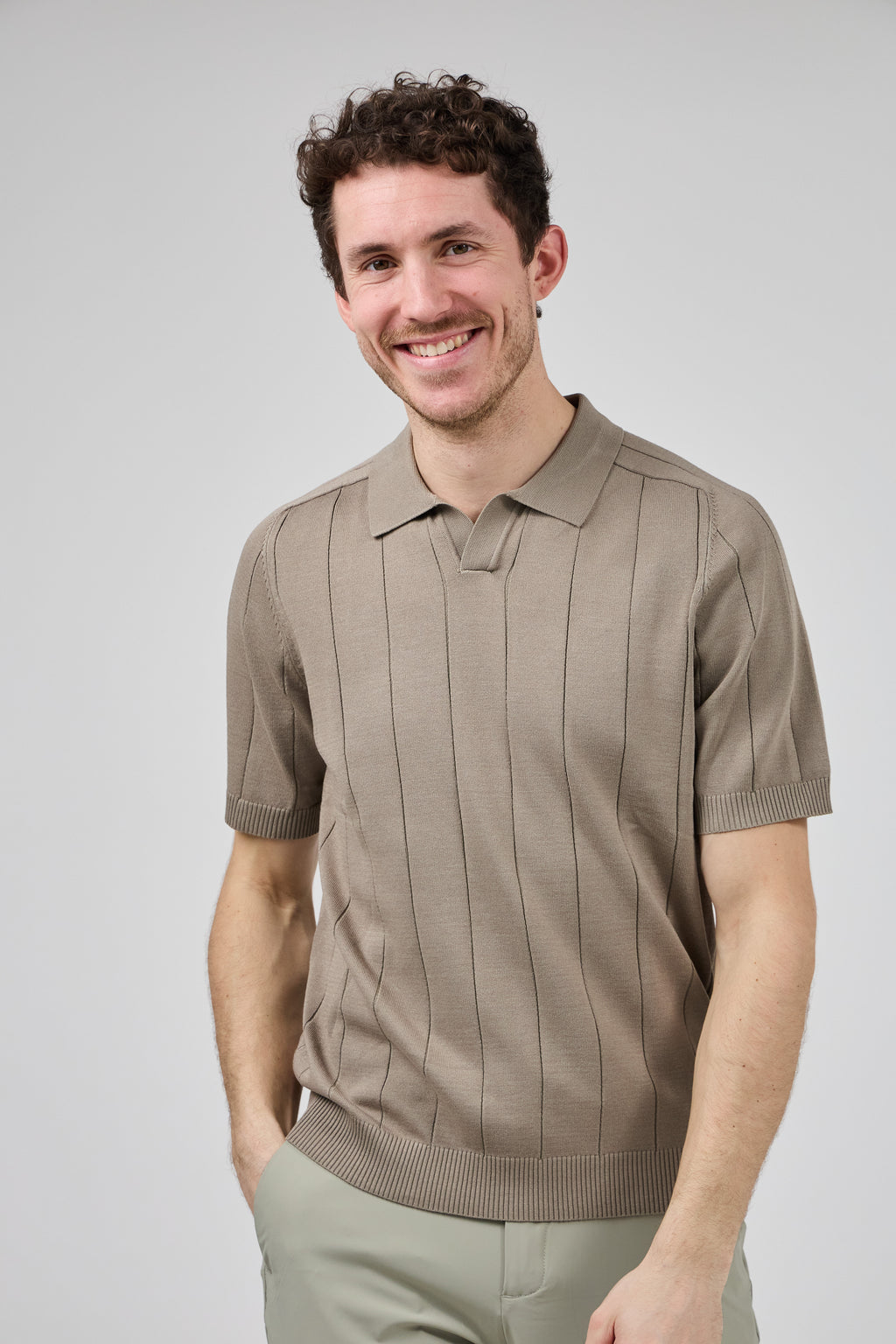 Polo en maille Homme à Manches Courtes avec Motif Vertical Élégant
