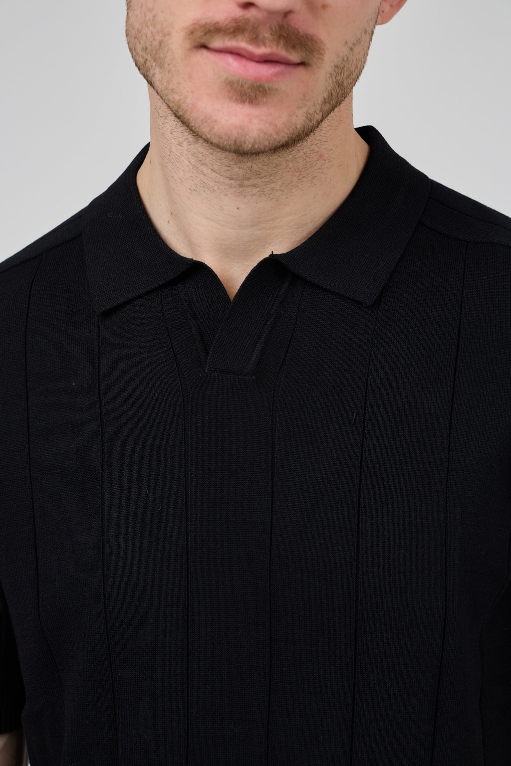 Polo en maille Homme à Manches Courtes avec Motif Vertical Élégant
